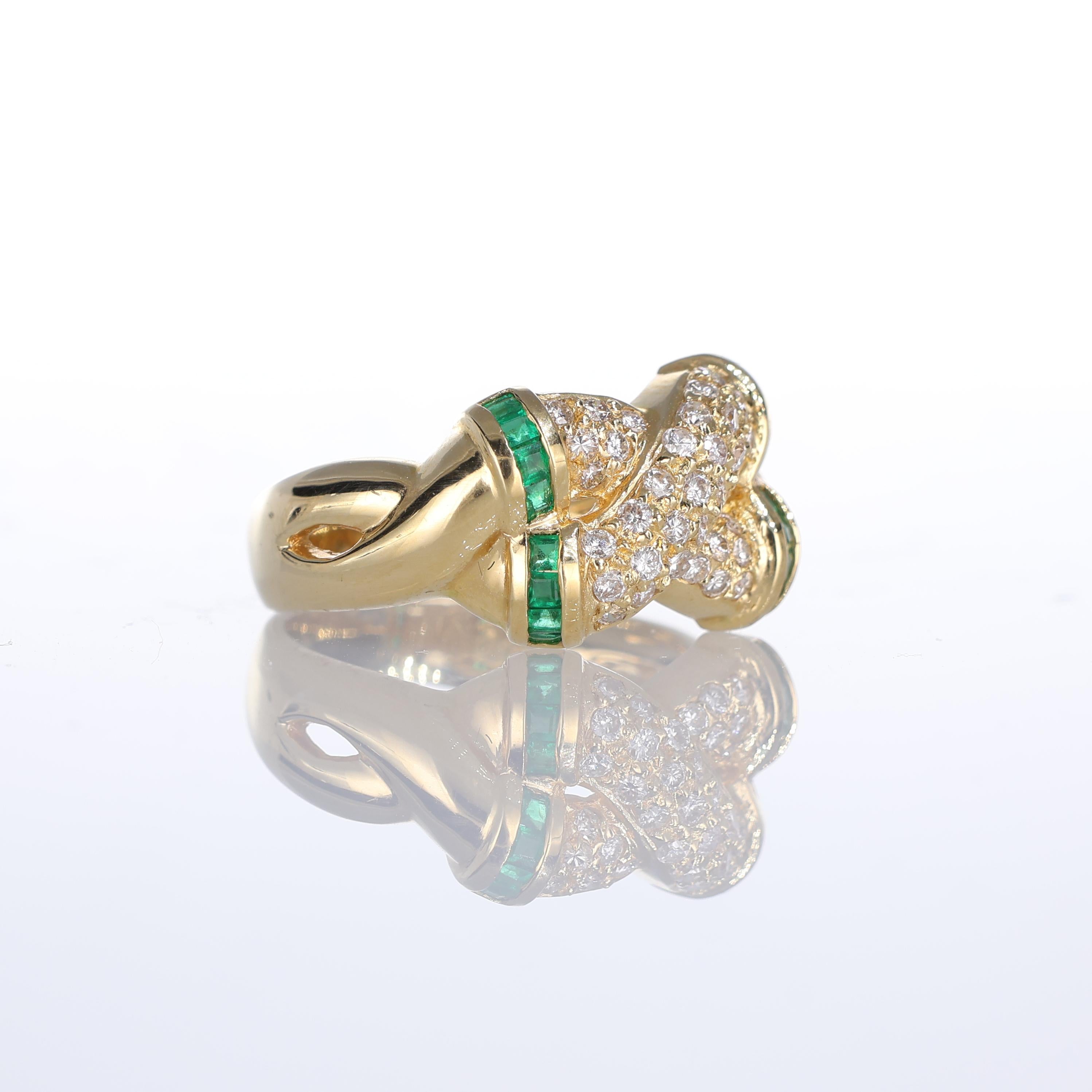 Brilliant Cut 18k Yellow Gold Ring with Diamond Pavé and Carre-Cut Emeralds For Sale