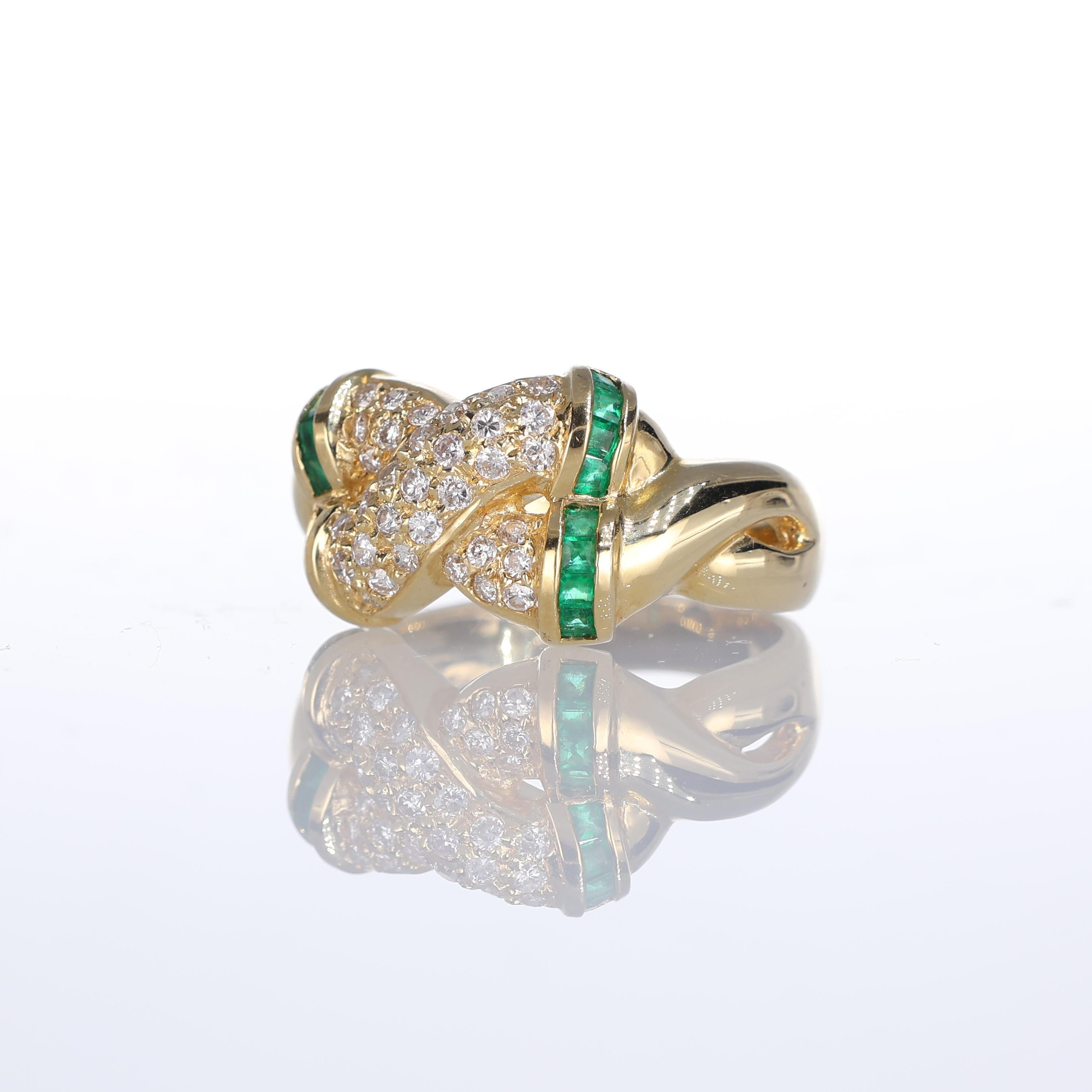18k Yellow Gold Ring with Diamond Pavé and Carre-Cut Emeralds In New Condition For Sale In Bergamo, BG