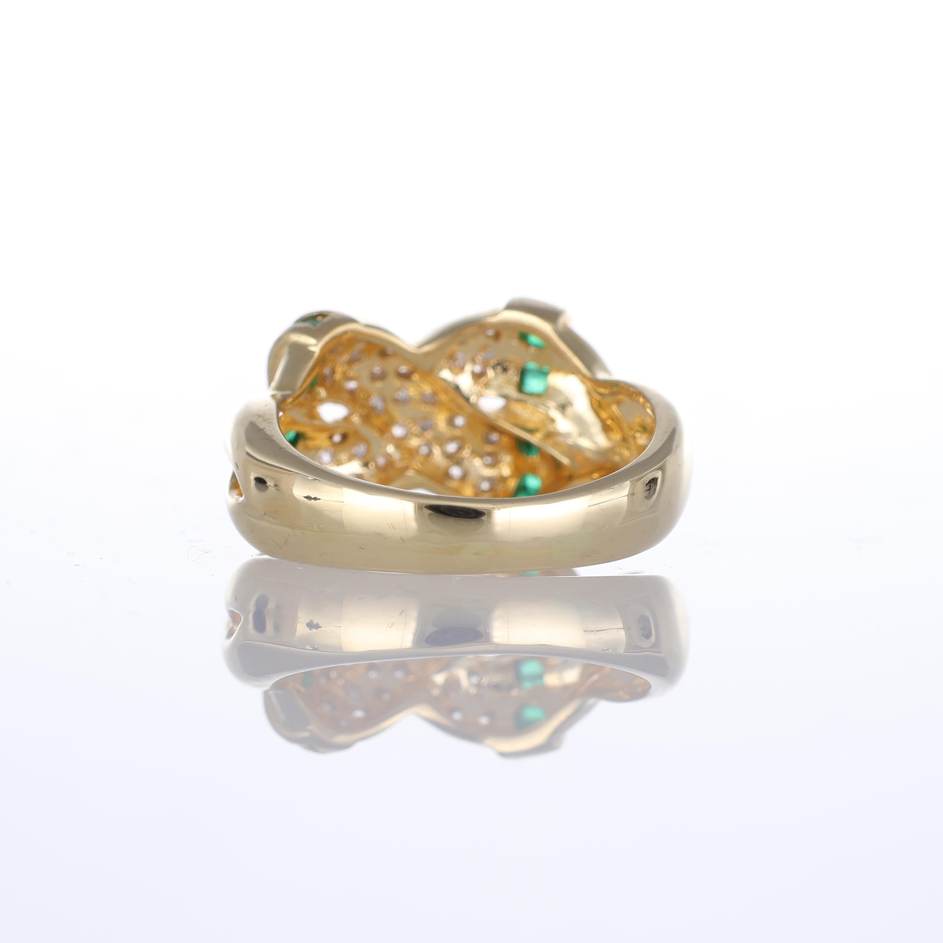 Women's or Men's 18k Yellow Gold Ring with Diamond Pavé and Carre-Cut Emeralds For Sale