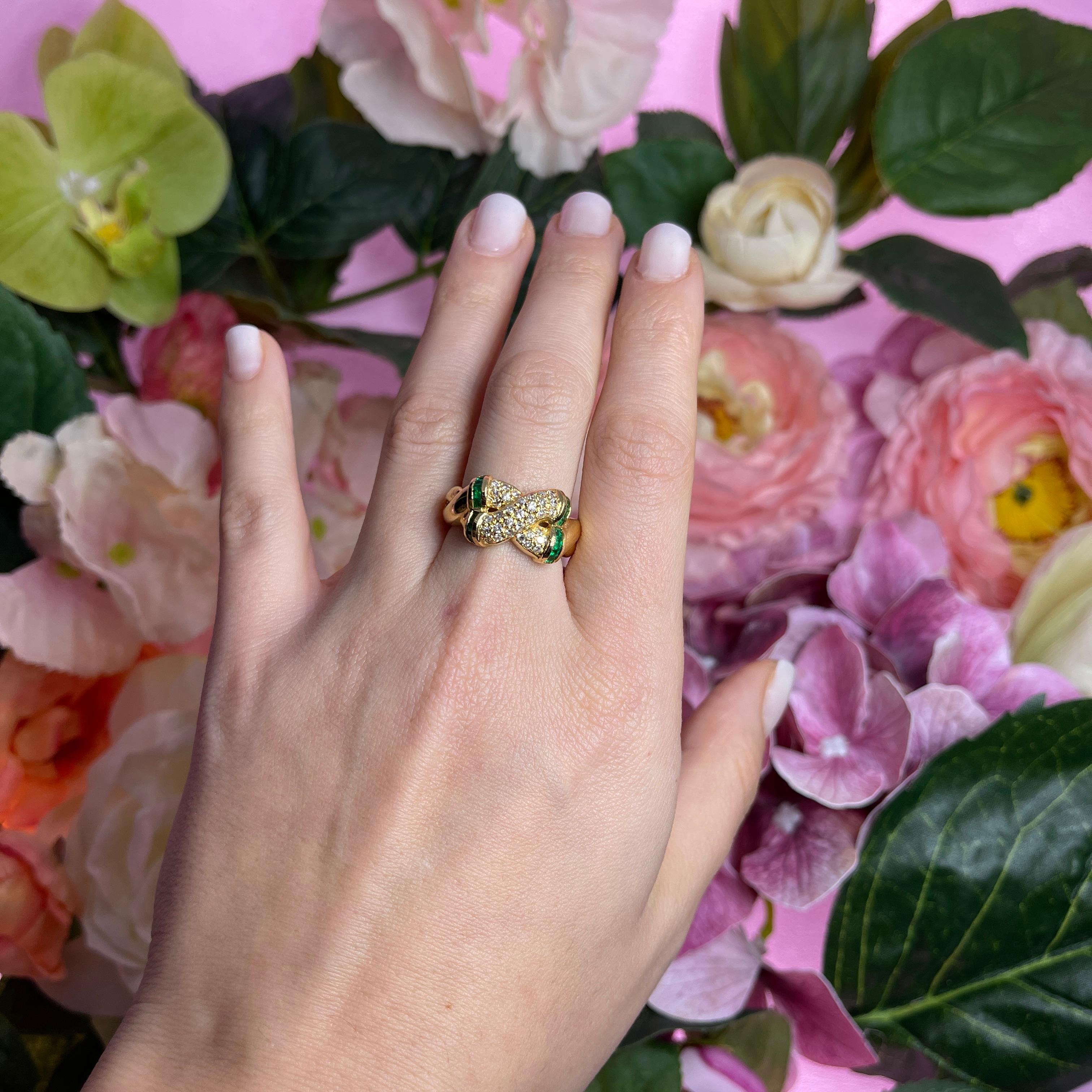 18k Yellow Gold Ring with Diamond Pavé and Carre-Cut Emeralds For Sale 1
