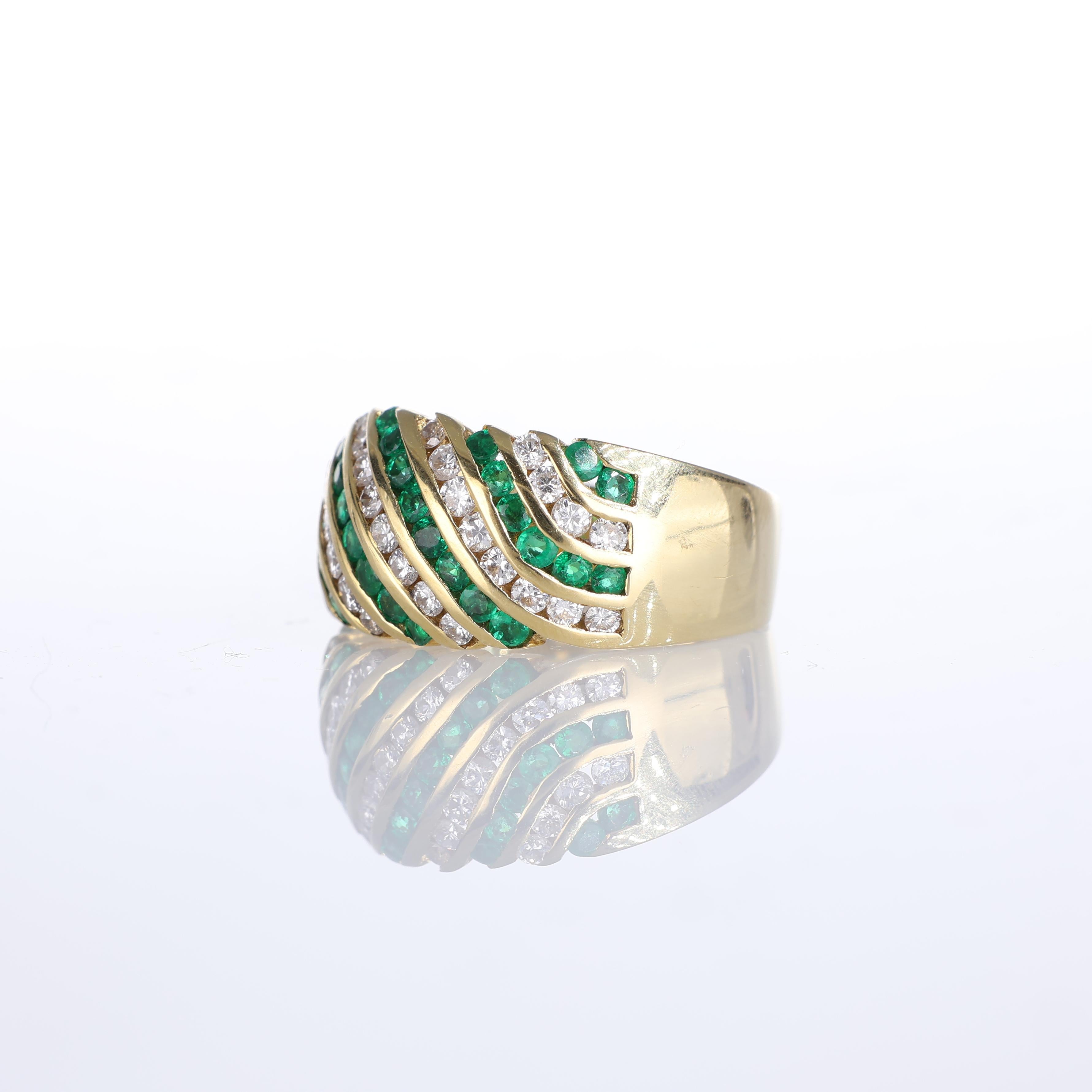 18k Yellow Gold Ring with Diamonds and Emeralds In New Condition For Sale In Bergamo, BG