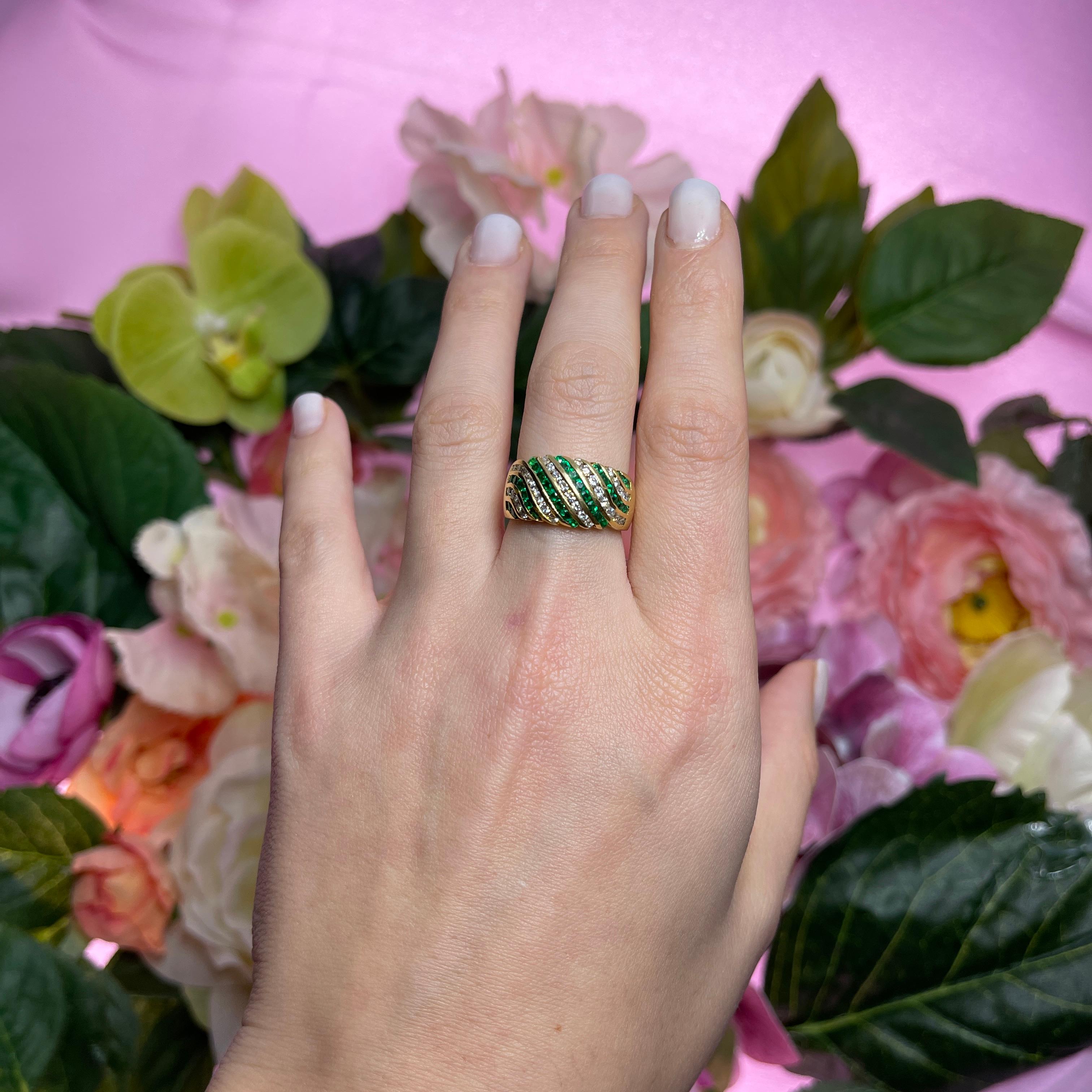 18k Yellow Gold Ring with Diamonds and Emeralds For Sale 1