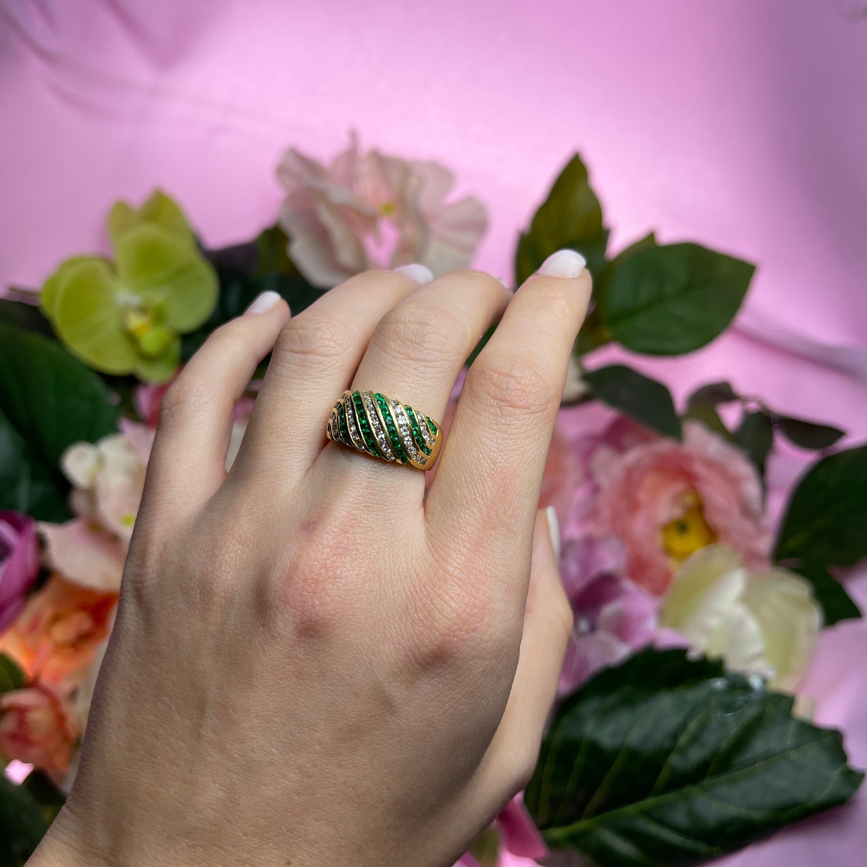 18k Yellow Gold Ring with Diamonds and Emeralds For Sale 2