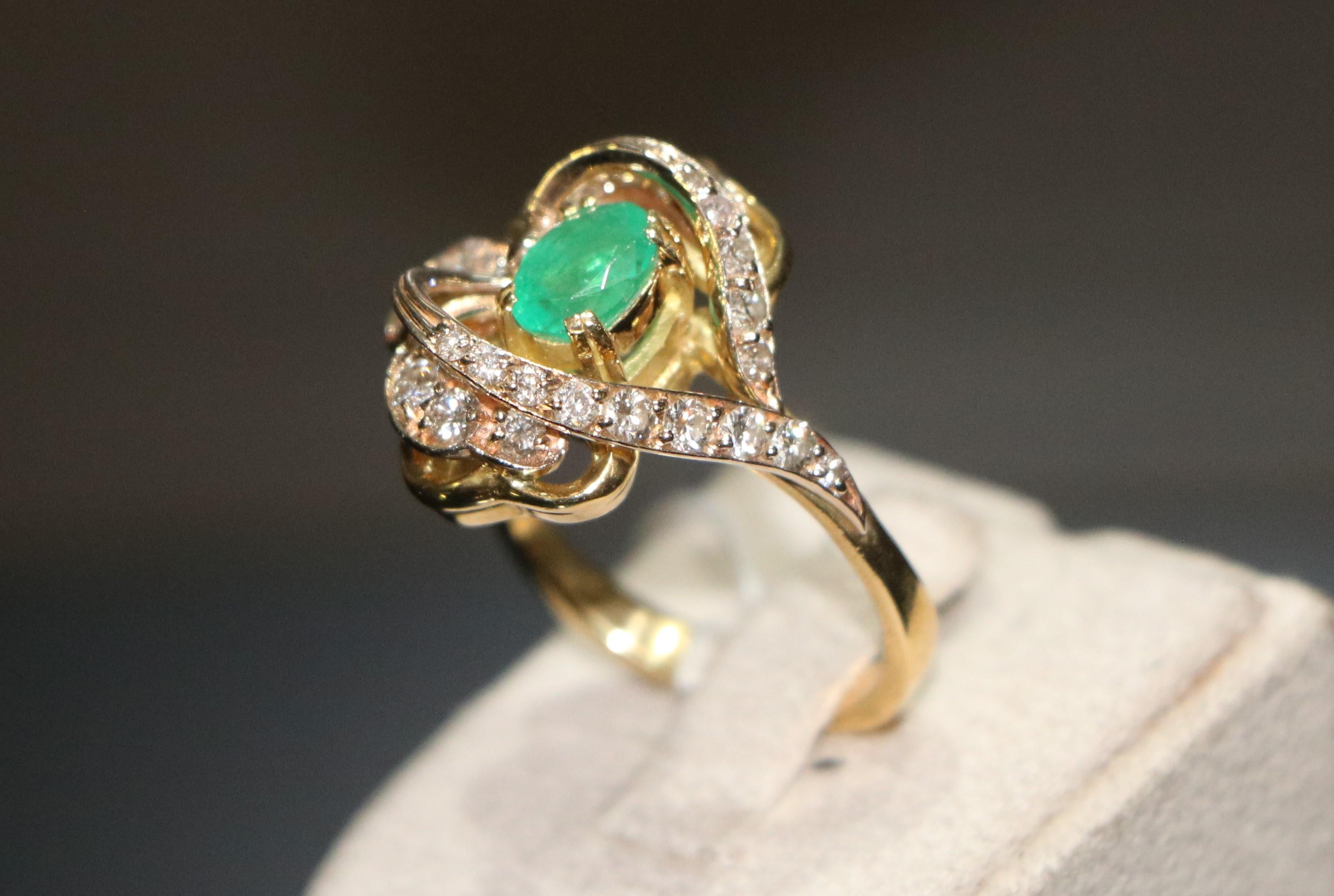 Bague en or jaune 18 carats avec diamants
MATERIAL : Or jaune 18K 

Pierre centrale : Emeraude naturelle
Poids : 1,5 carats

Pierres latérales : Diamants
Poids total : 0,57 carats

Poids du bijou : 8,89