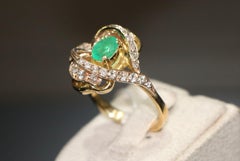 18 Karat Gelbgold Ring mit Diamanten und natürlichem Smaragd