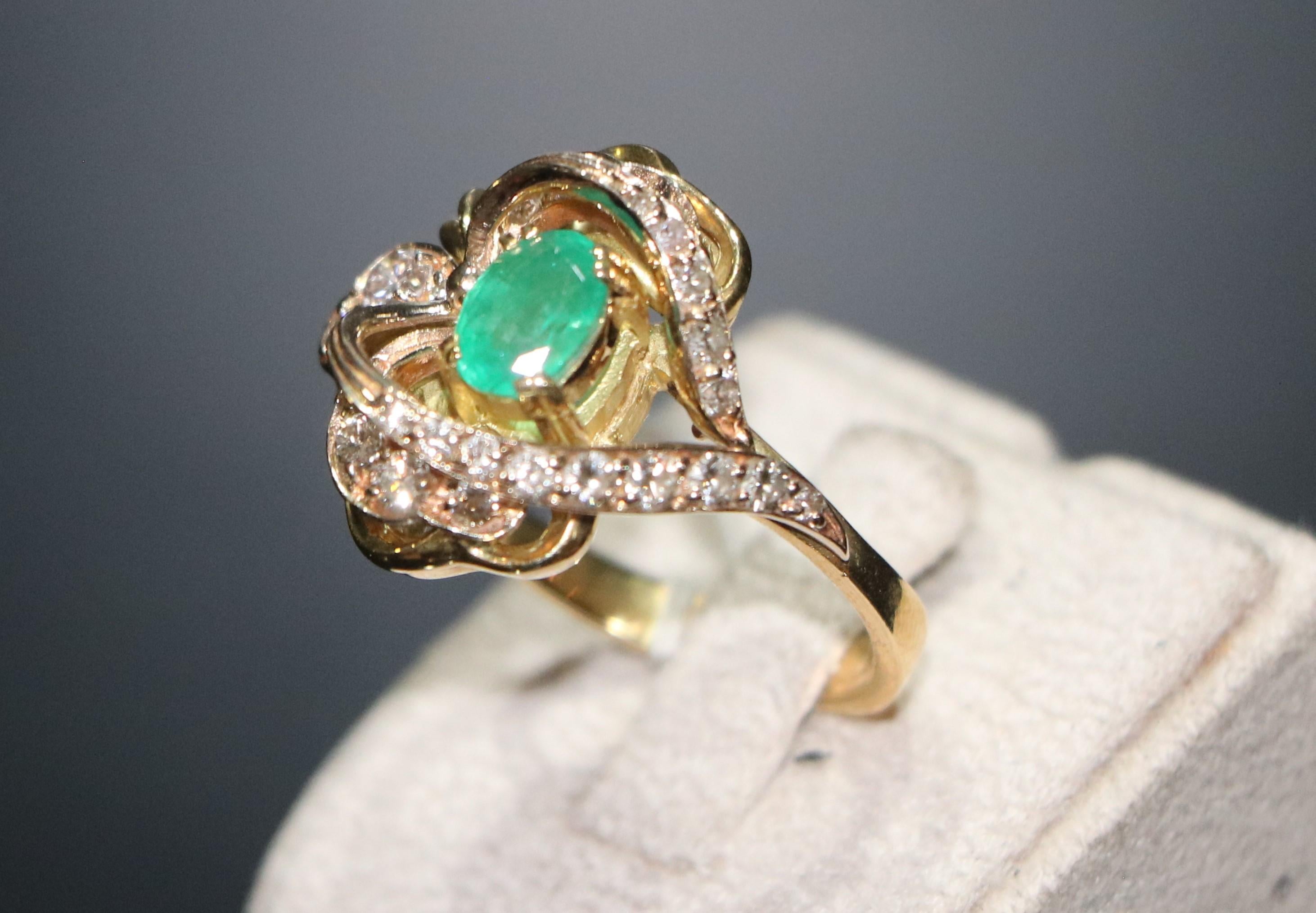 Taille ovale Bague en or jaune 18 carats avec diamants et émeraude naturelle en vente