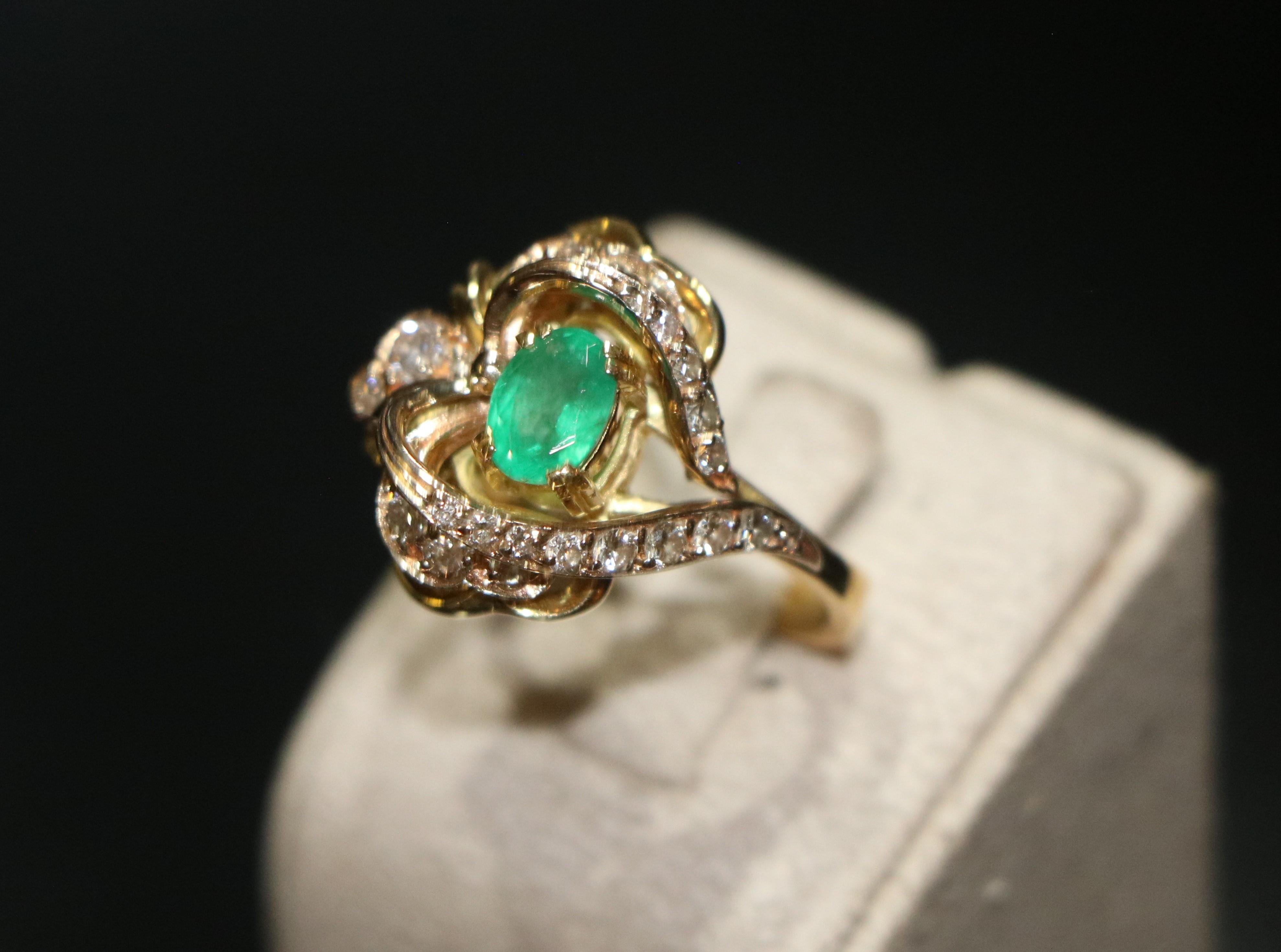 Bague en or jaune 18 carats avec diamants et émeraude naturelle Excellent état - En vente à Tel Aviv - Jaffa, IL