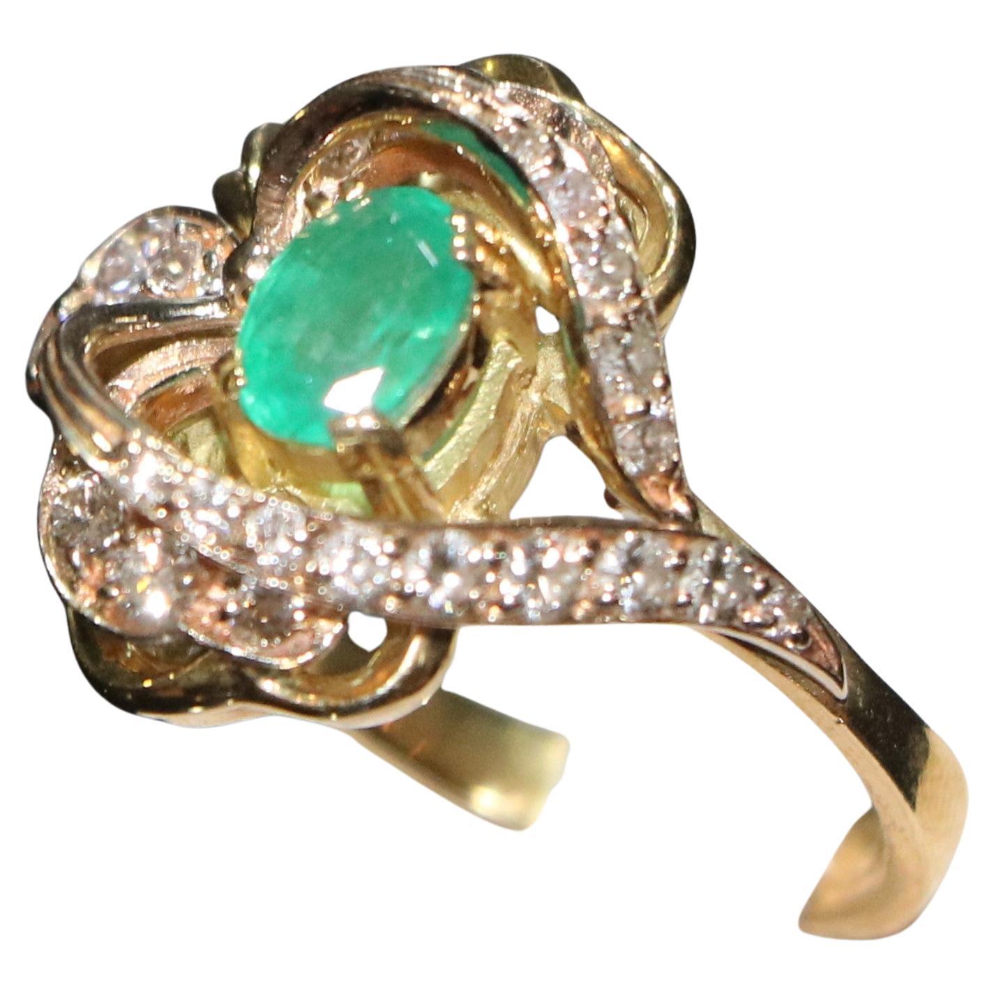 18K Yellow Gold Ring with Diamonds and Natural Emerald