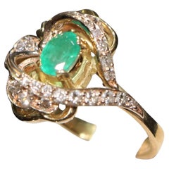 18K Yellow Gold Ring with Diamonds and Natural Emerald