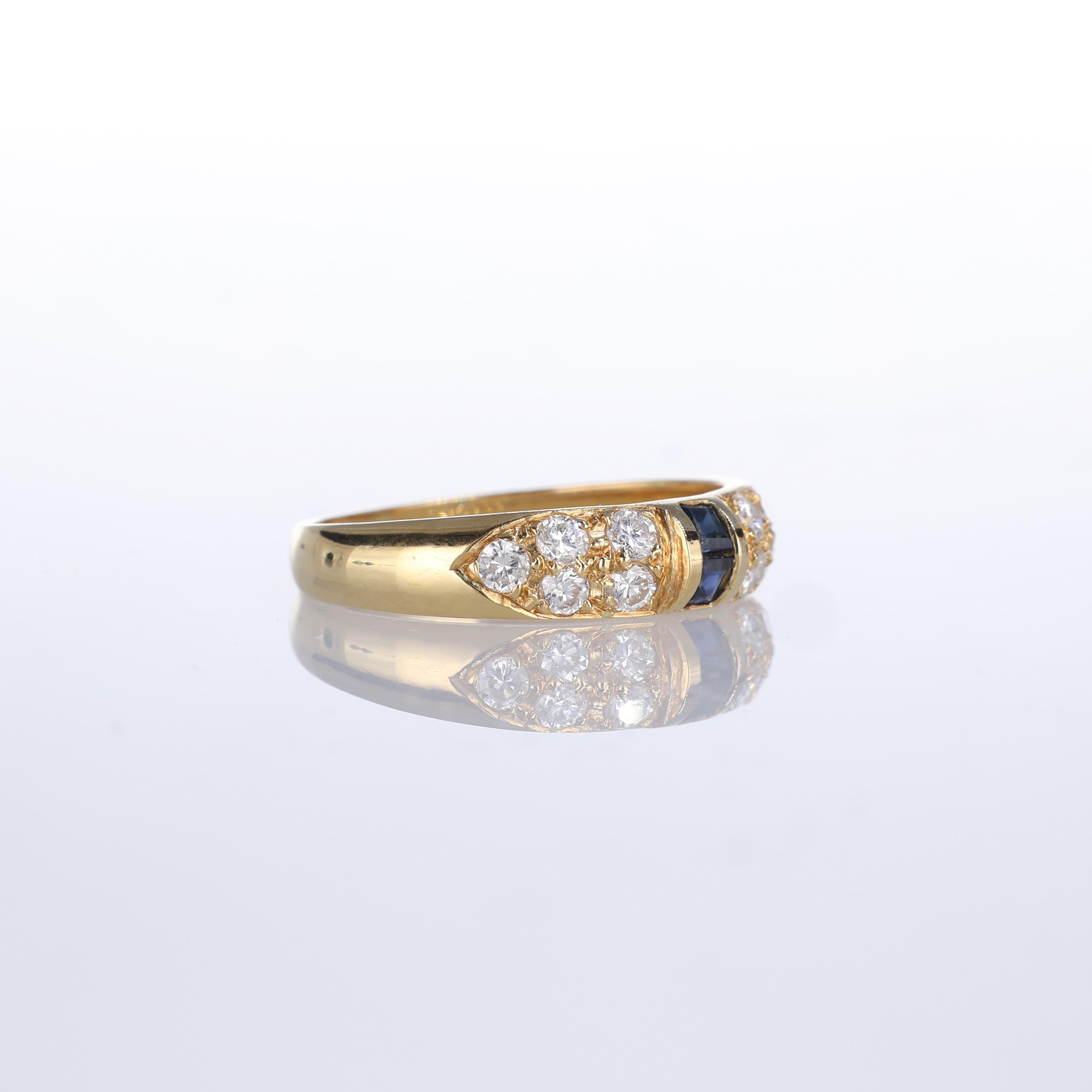 Taille brillant Bague en or jaune 18 carats avec diamants et saphirs en vente