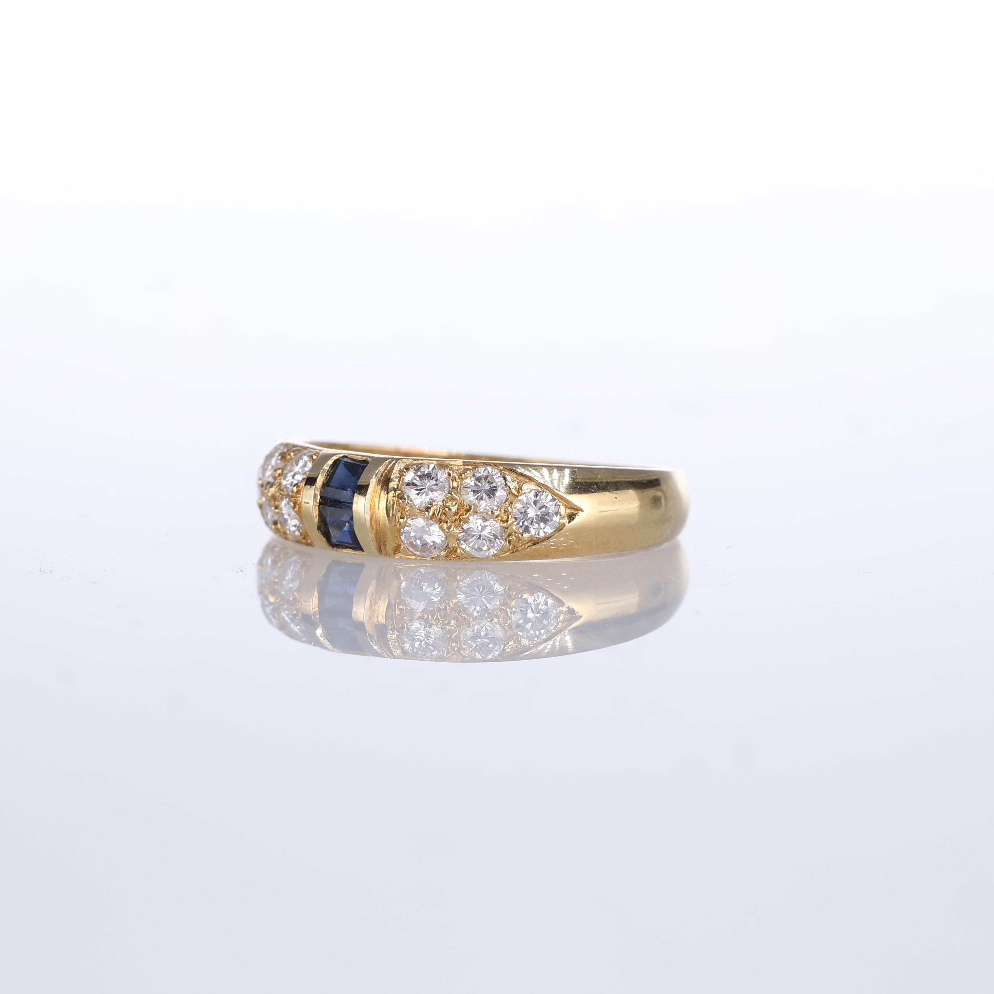 Bague en or jaune 18 carats avec diamants et saphirs Neuf - En vente à Bergamo, BG