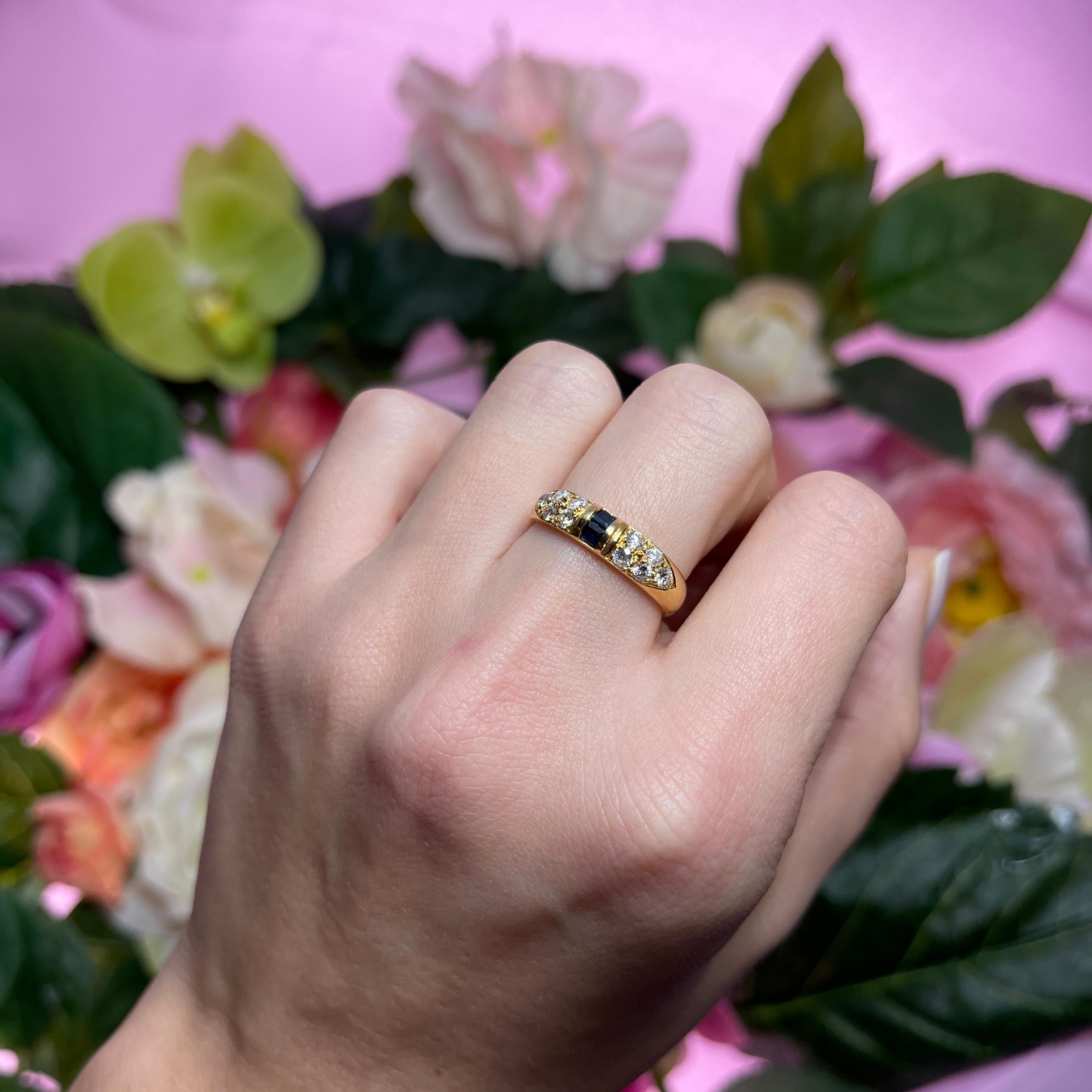 Bague en or jaune 18 carats avec diamants et saphirs en vente 2