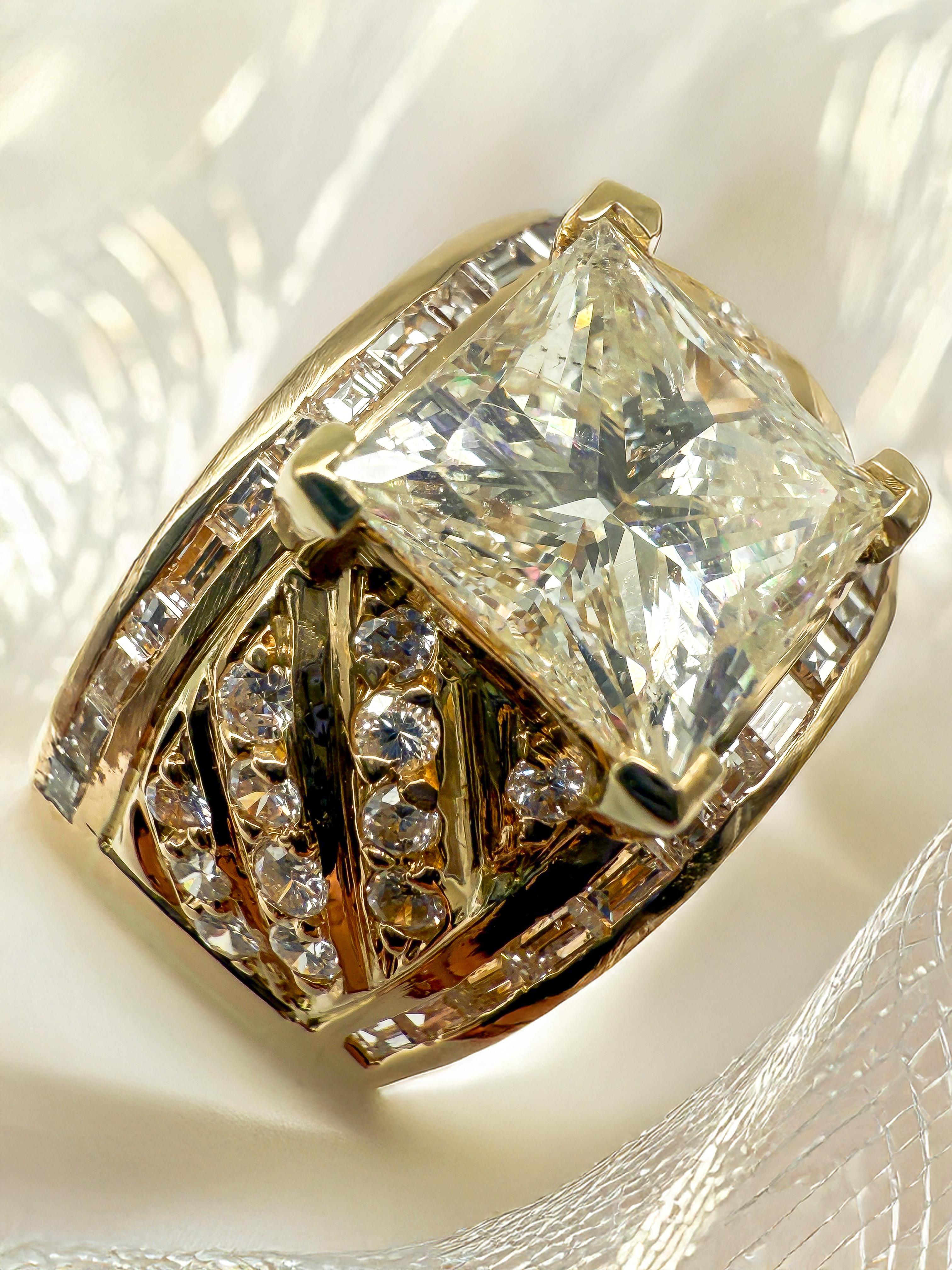 Este impresionante anillo combina una lujosa elegancia con una artesanía magistral y es una verdadera pieza de declaración. Fabricado en oro amarillo de 18 quilates de alta calidad, destaca por su clásico tono dorado y su sólido peso de 58,3 g,