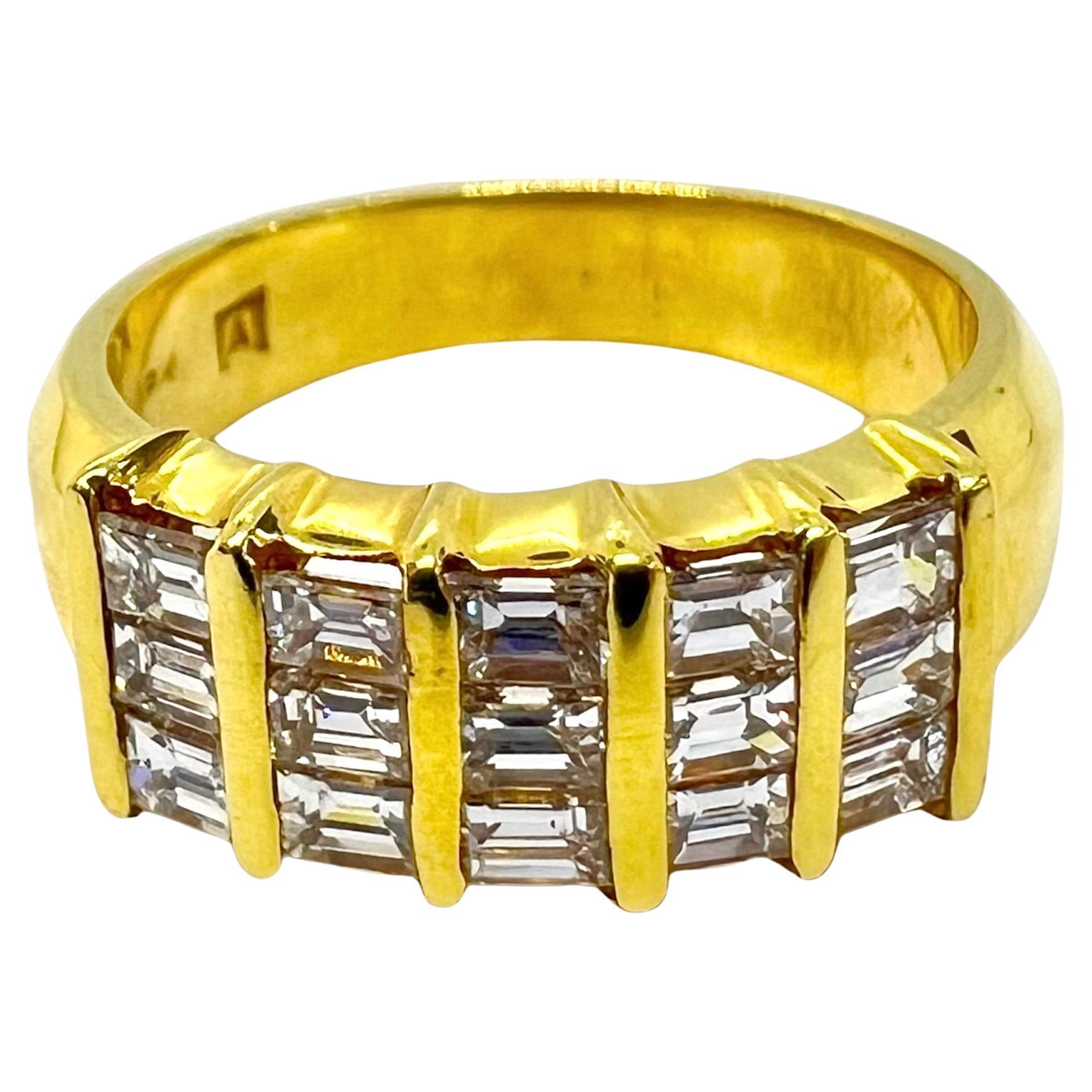 18K Yellow Gold Ring with Diamonds For Sale