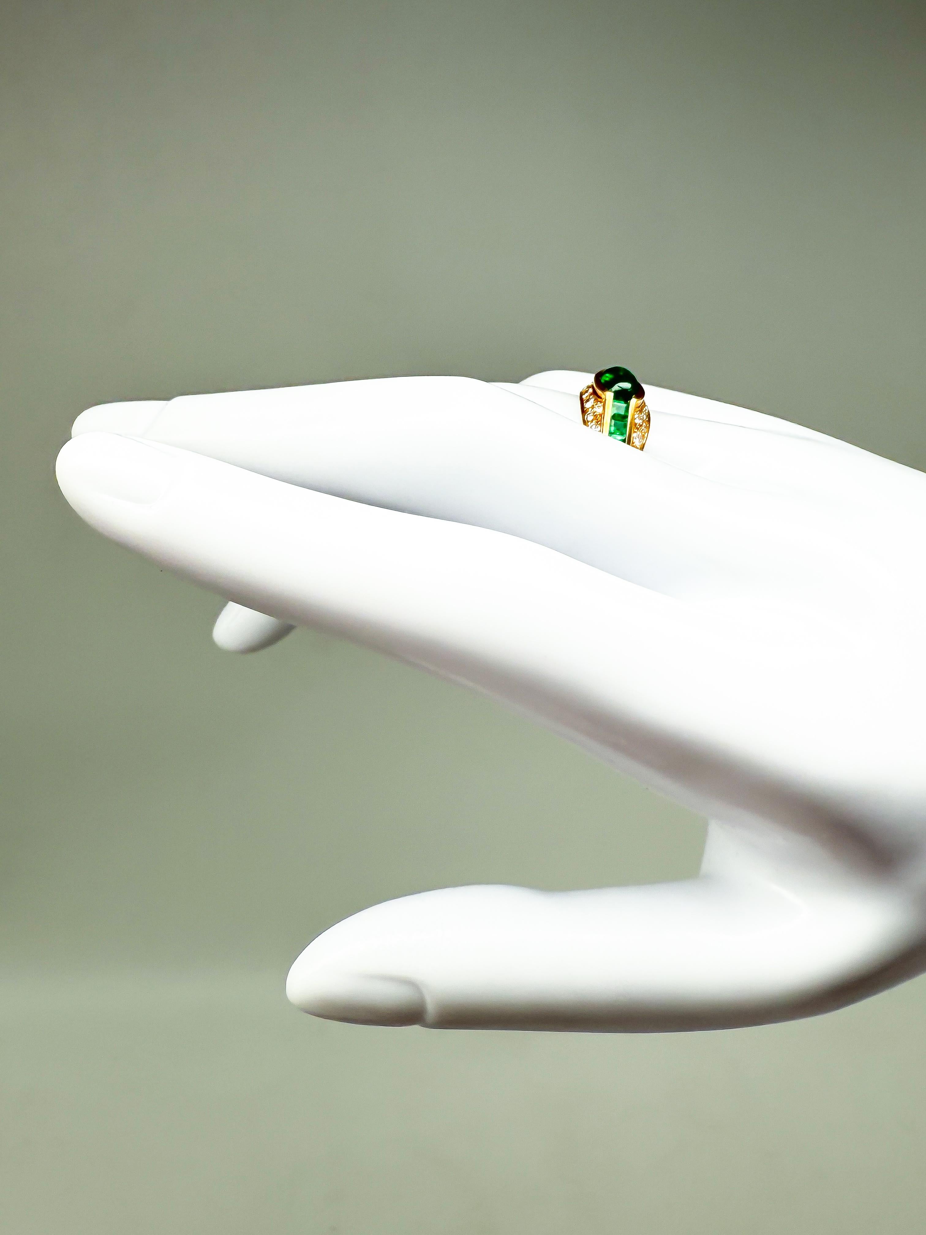 Brillantezza raffinata - Anello in oro giallo 18 carati con smeraldo e diamanti

Questo elegante anello realizzato in pregiato oro giallo da 18 carati è uno splendido esempio di design classico di gioielli e di sapiente maestria artigianale. Al