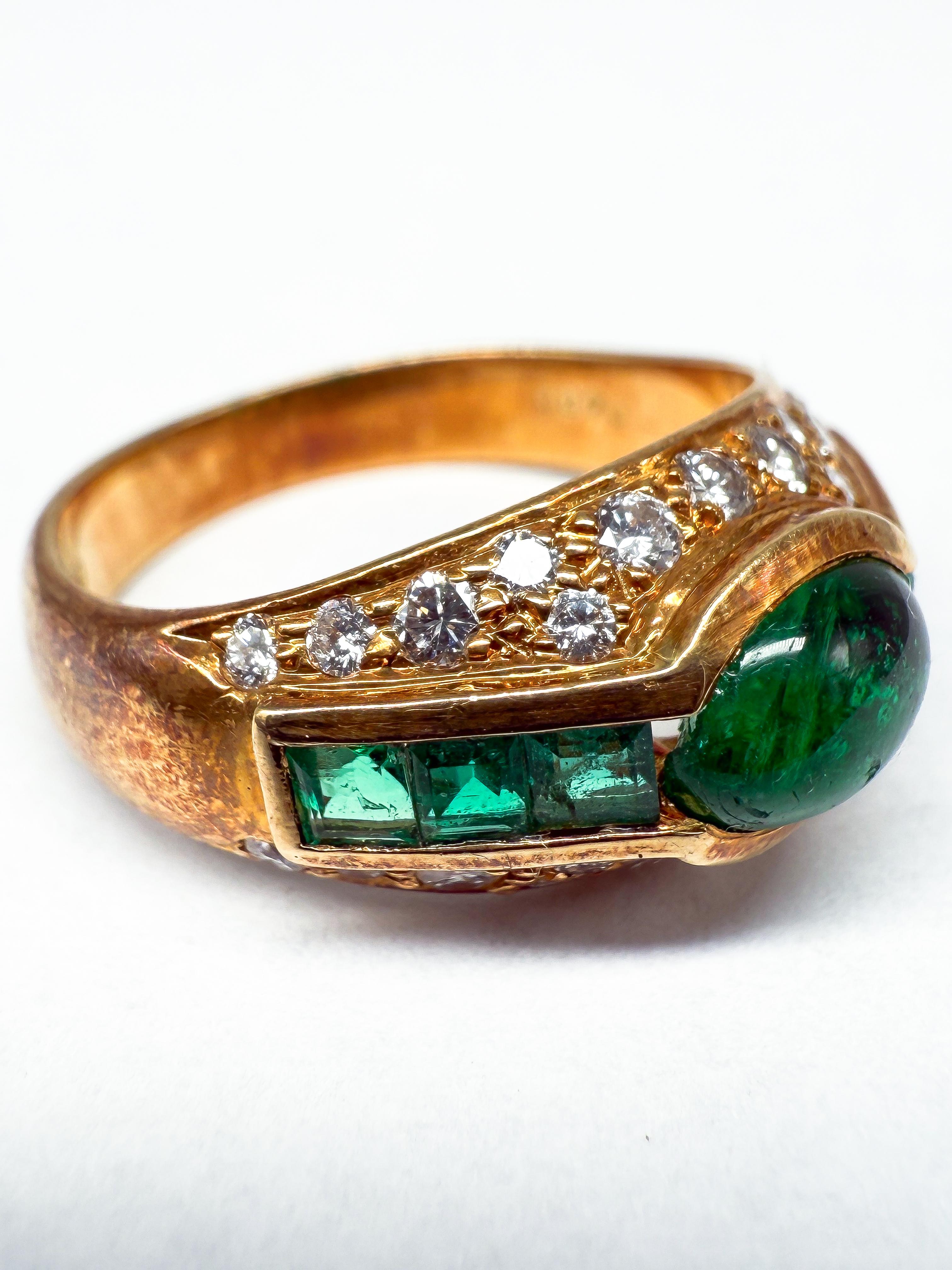 Moderno Anello in oro giallo 18K con smeraldo e diamanti in vendita