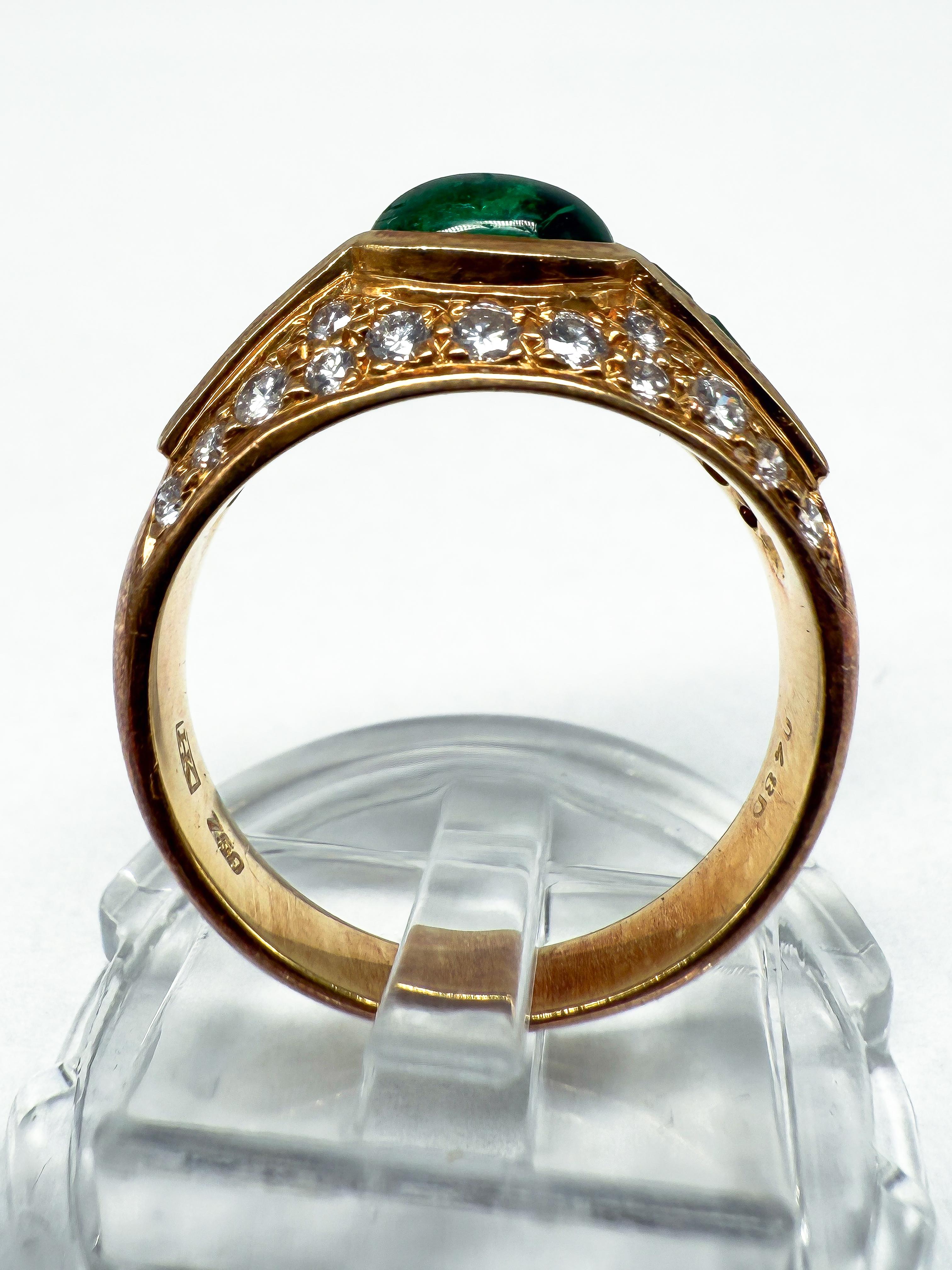 Cabochon Anello in oro giallo 18K con smeraldo e diamanti in vendita