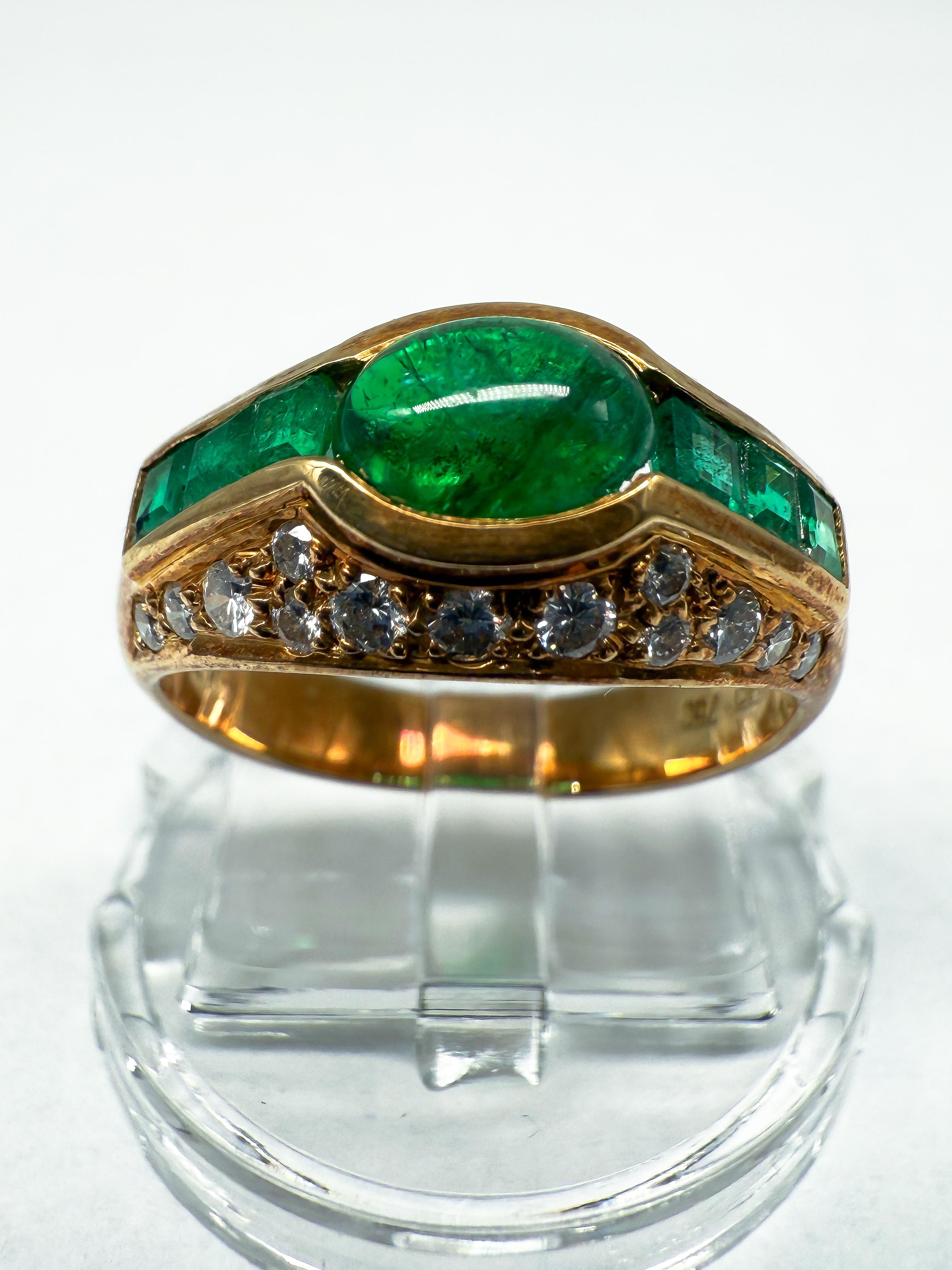 Anello in oro giallo 18K con smeraldo e diamanti In condizioni buone in vendita a Berlin, DE