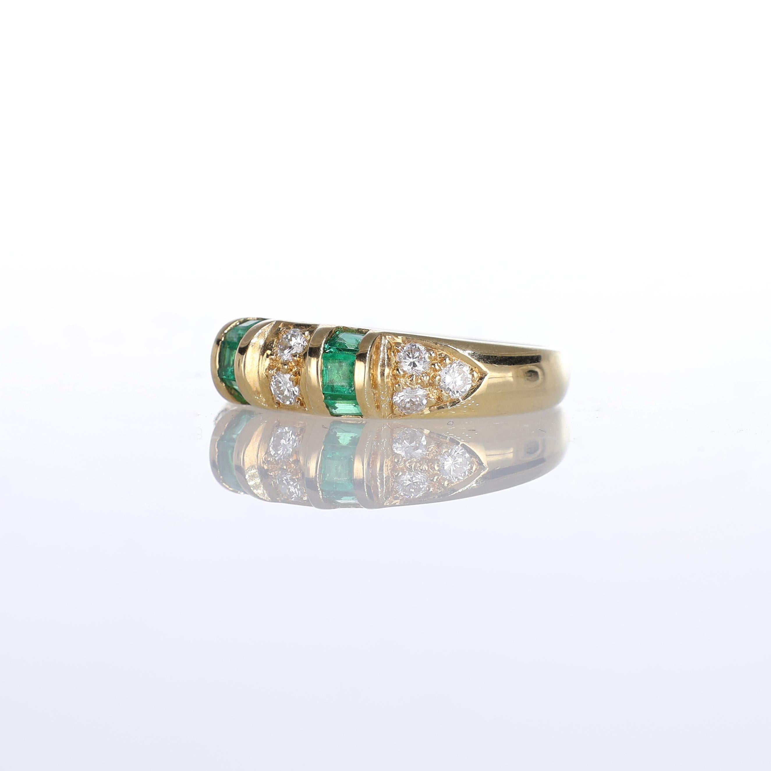 18k Yellow Gold Ring with Emerald Baguettes and Diamond Rows In New Condition For Sale In Bergamo, BG