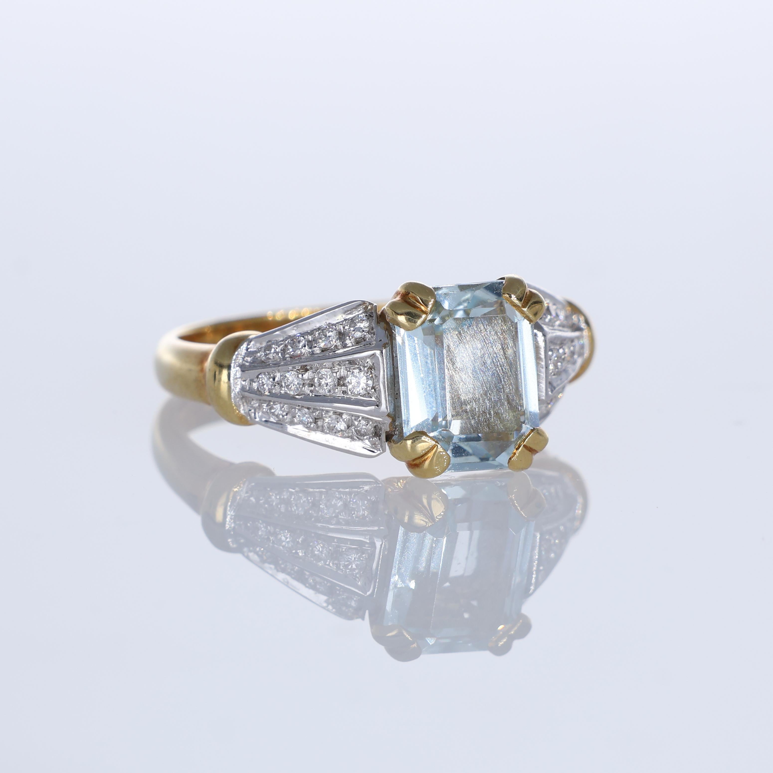 18K Yellow Gold Ring with Emerald-Cut Aquamarine and Diamond Pavé In New Condition For Sale In Bergamo, BG