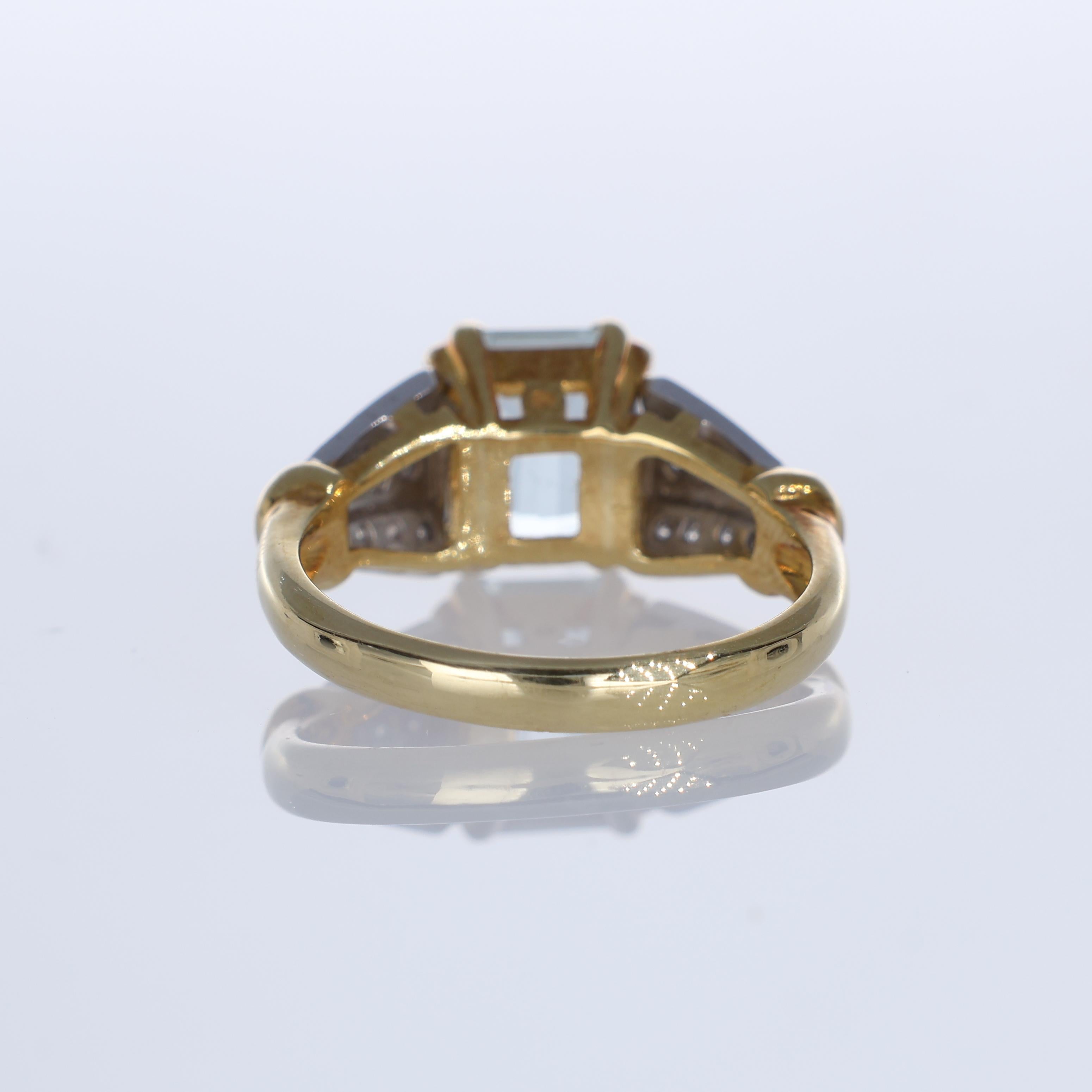 Women's or Men's 18K Yellow Gold Ring with Emerald-Cut Aquamarine and Diamond Pavé For Sale