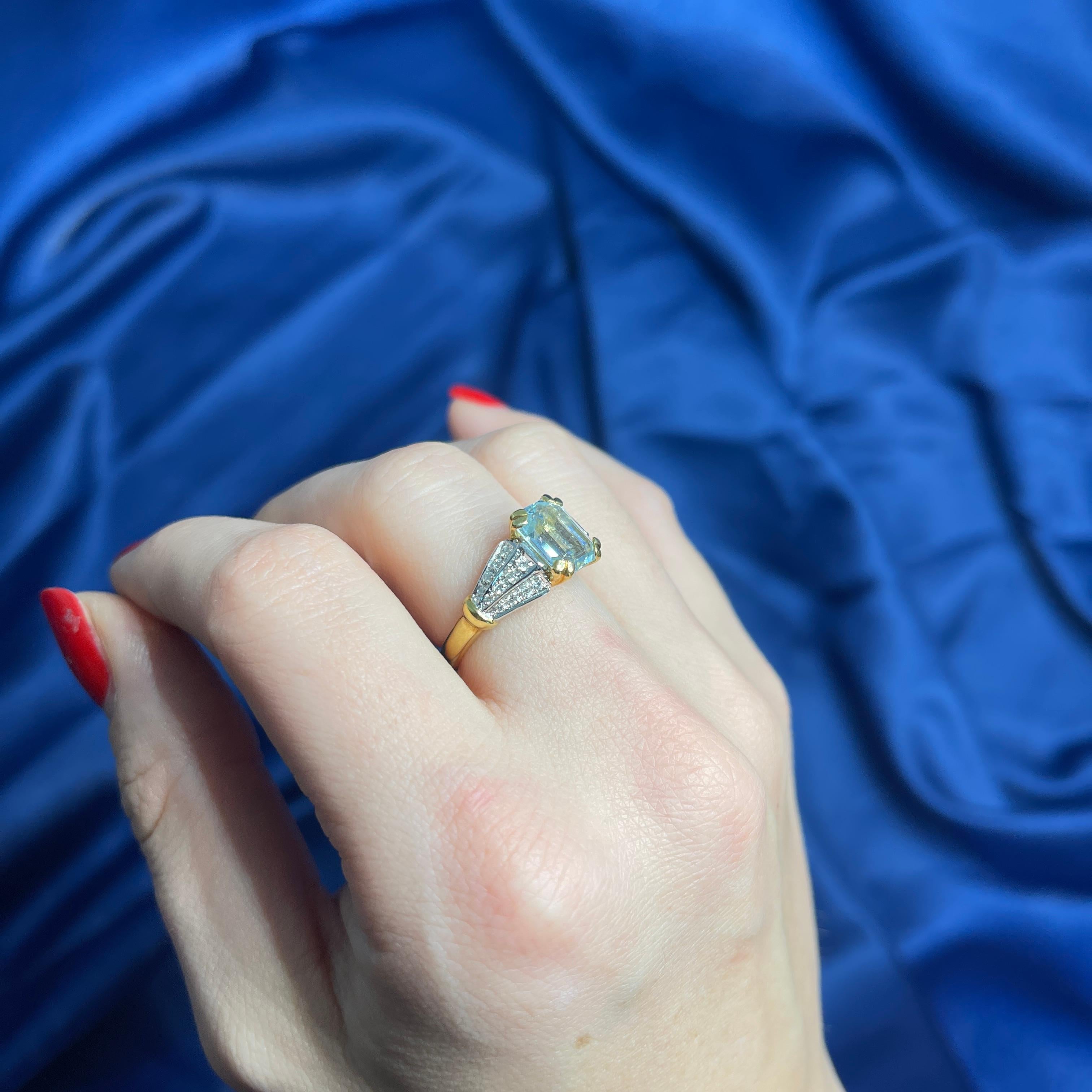 18K Yellow Gold Ring with Emerald-Cut Aquamarine and Diamond Pavé For Sale 2