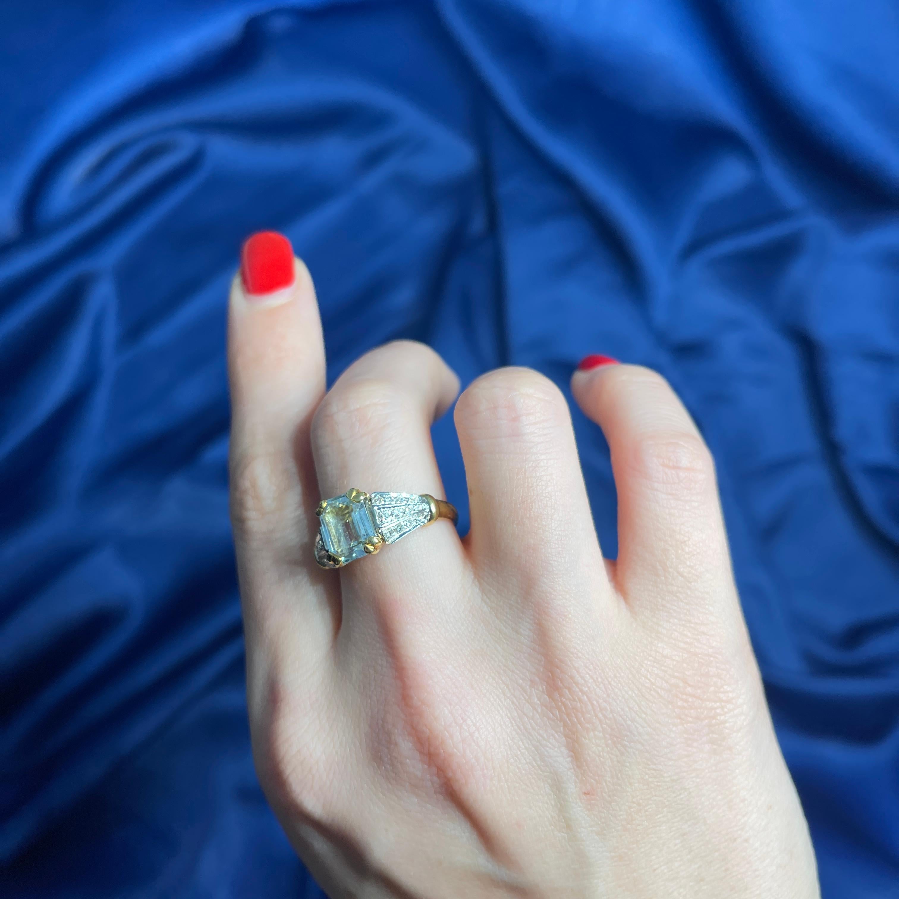 18K Yellow Gold Ring with Emerald-Cut Aquamarine and Diamond Pavé For Sale 3