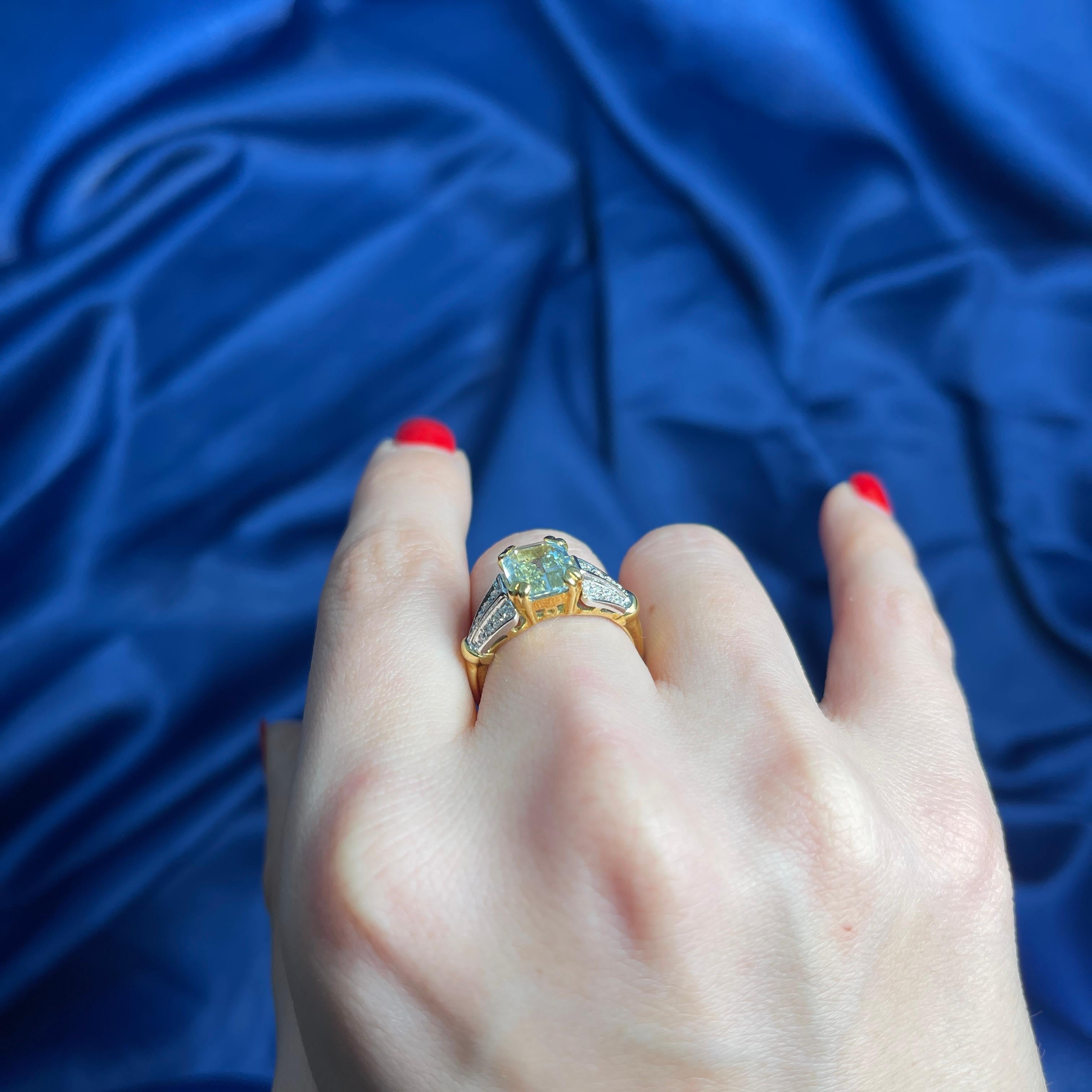 18K Yellow Gold Ring with Emerald-Cut Aquamarine and Diamond Pavé For Sale 4