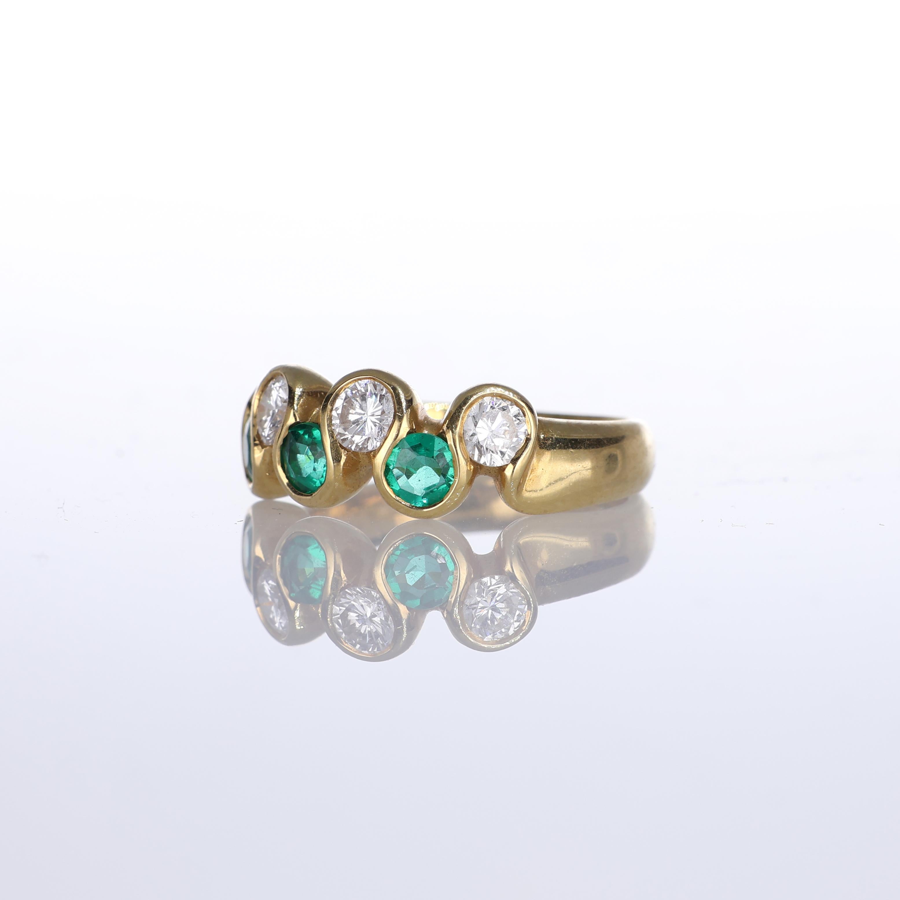 18k Yellow Gold Ring with Emeralds and Diamonds In New Condition For Sale In Bergamo, BG