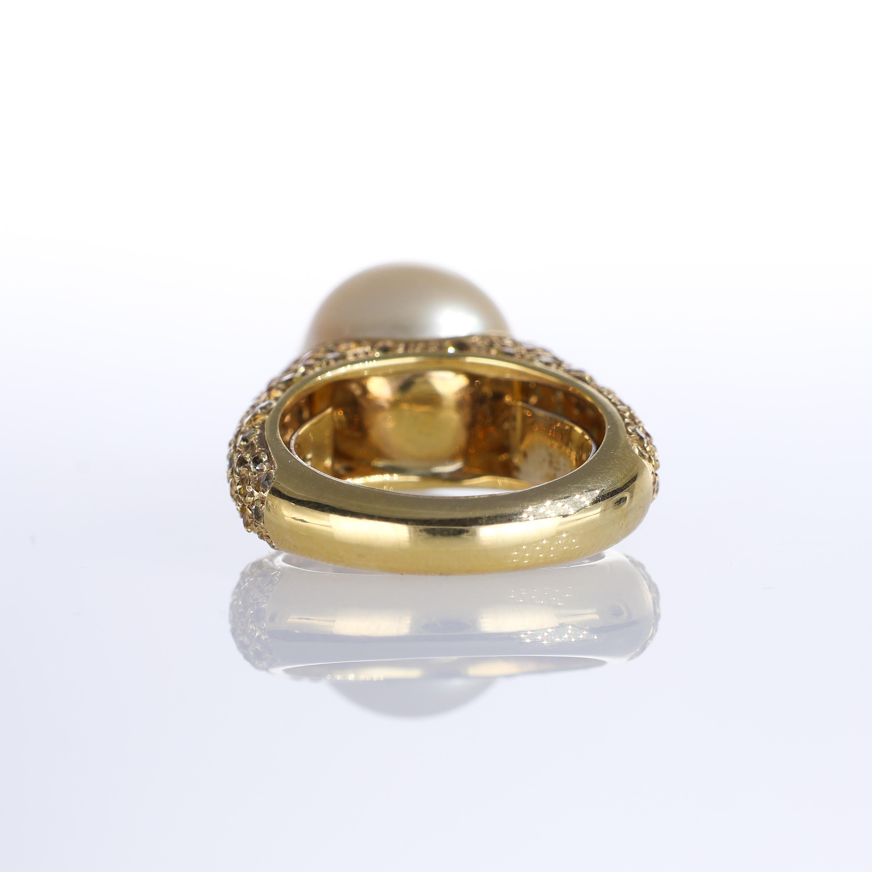 Women's or Men's 18K Yellow Gold Ring with Golden Pearl and Yellow Sapphire Pavé For Sale