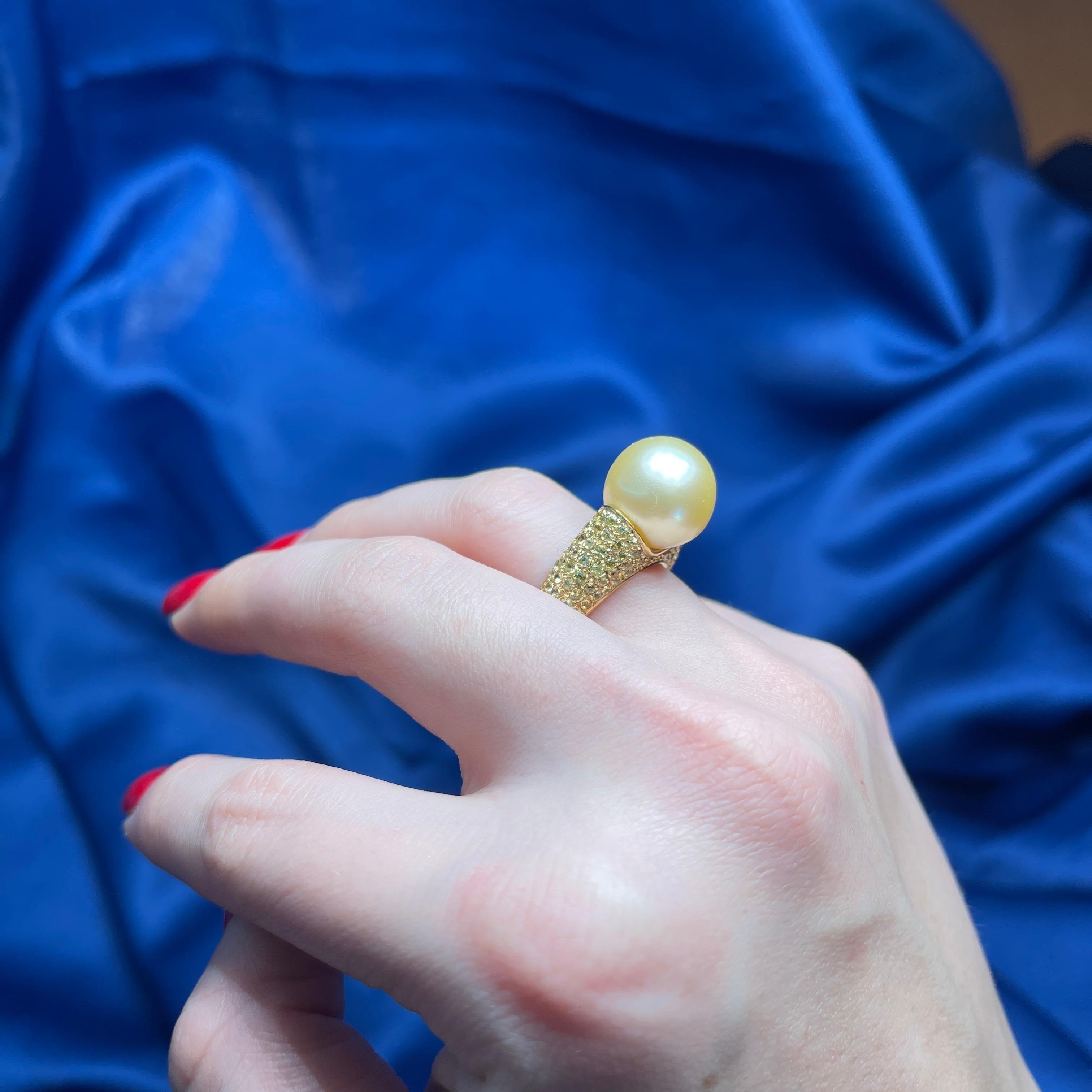 18K Yellow Gold Ring with Golden Pearl and Yellow Sapphire Pavé For Sale 2