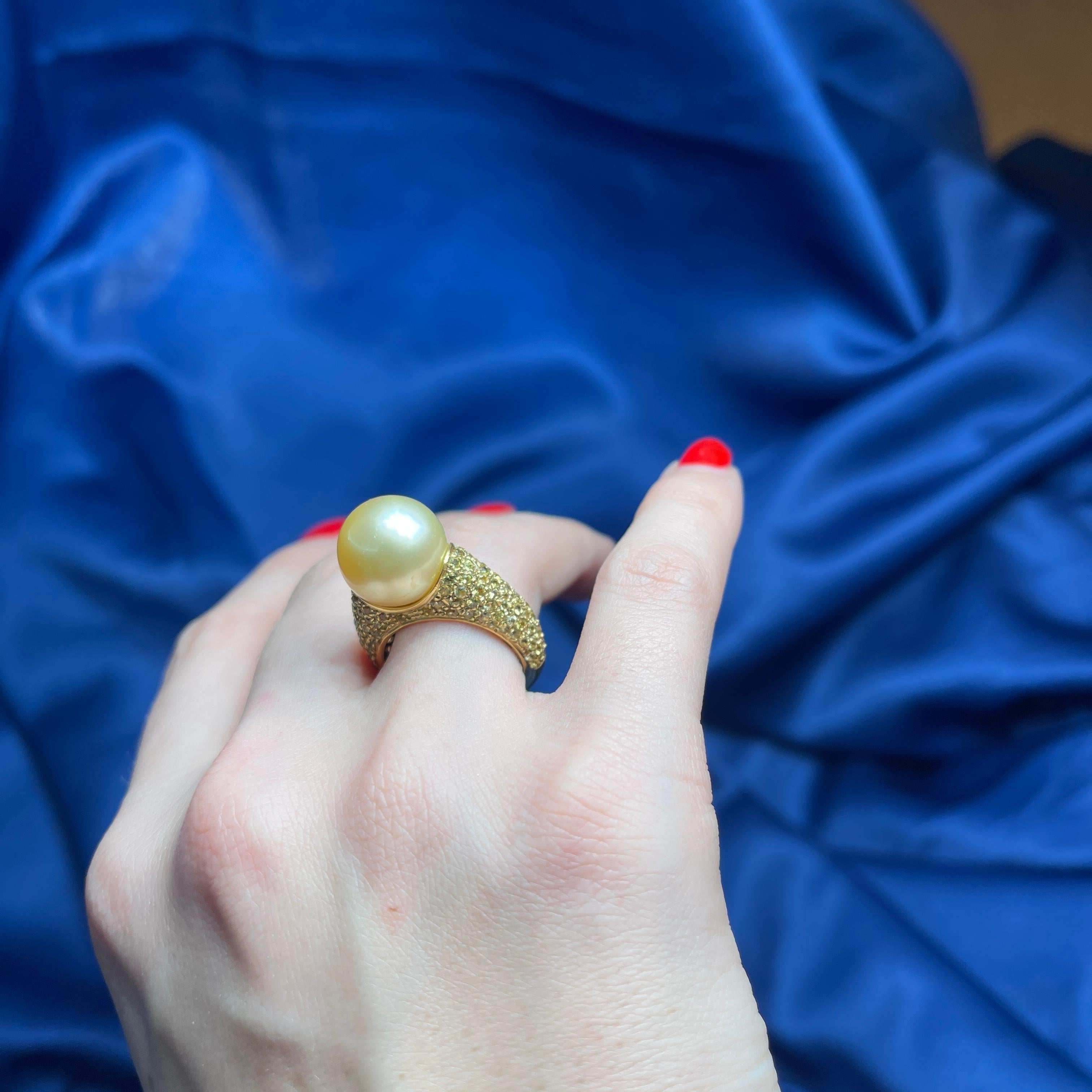 18K Yellow Gold Ring with Golden Pearl and Yellow Sapphire Pavé For Sale 3
