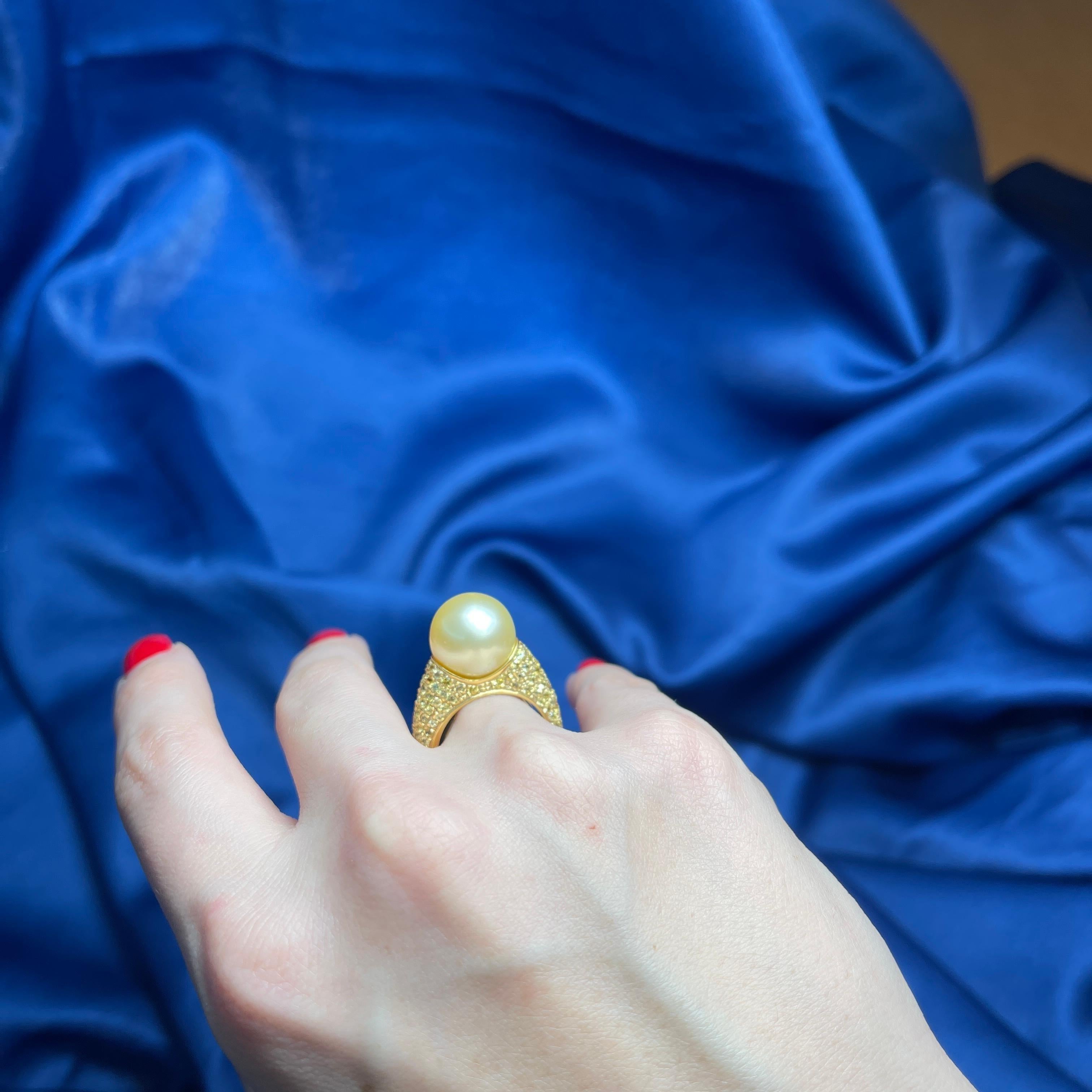 18K Yellow Gold Ring with Golden Pearl and Yellow Sapphire Pavé For Sale 4