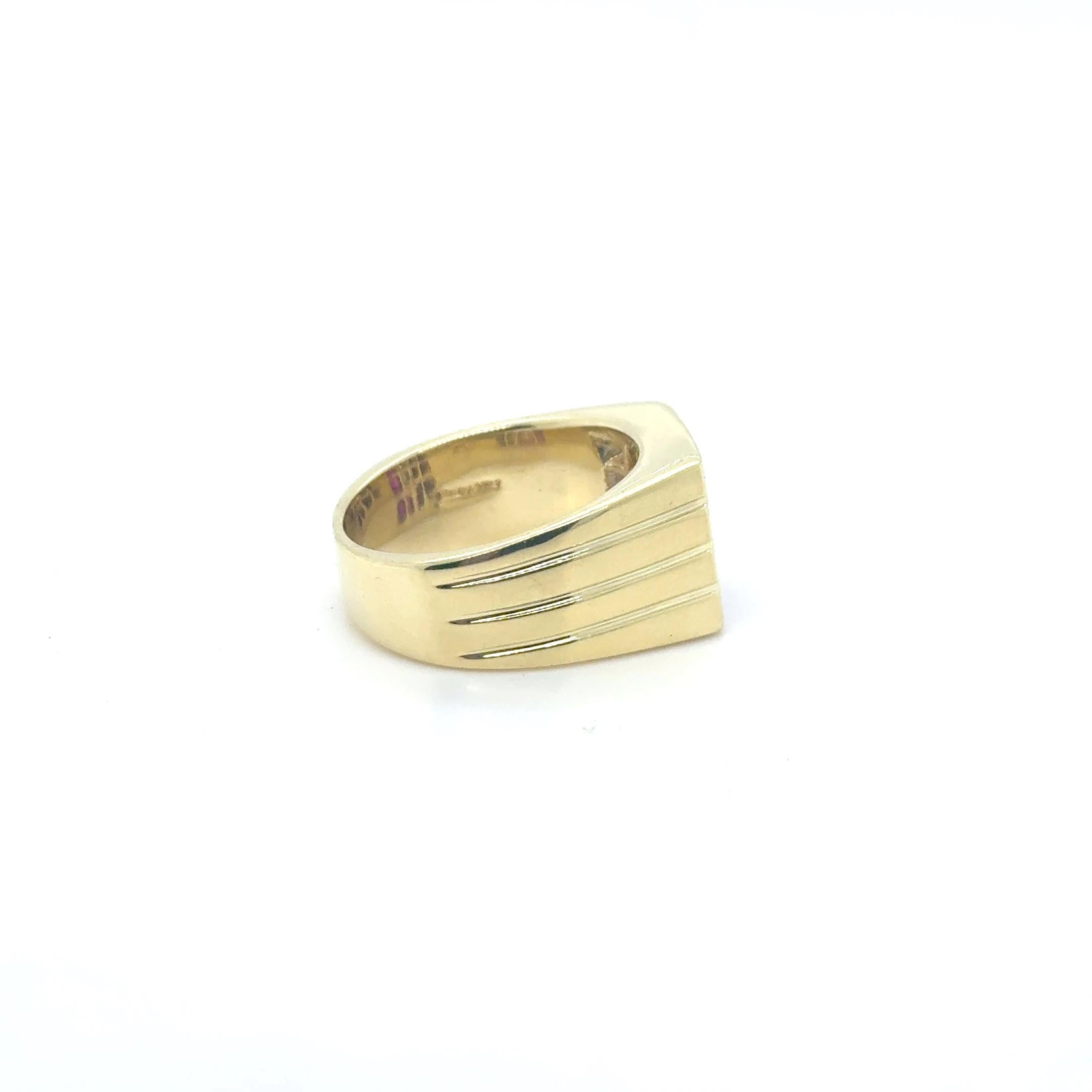 Este audaz anillo de oro amarillo de 18 quilates muestra una sorprendente combinación de diamantes y rubíes en un elegante diseño de engaste invisible. En el centro, 4 diamantes talla princesa de claridad VS y color H están engastados de forma