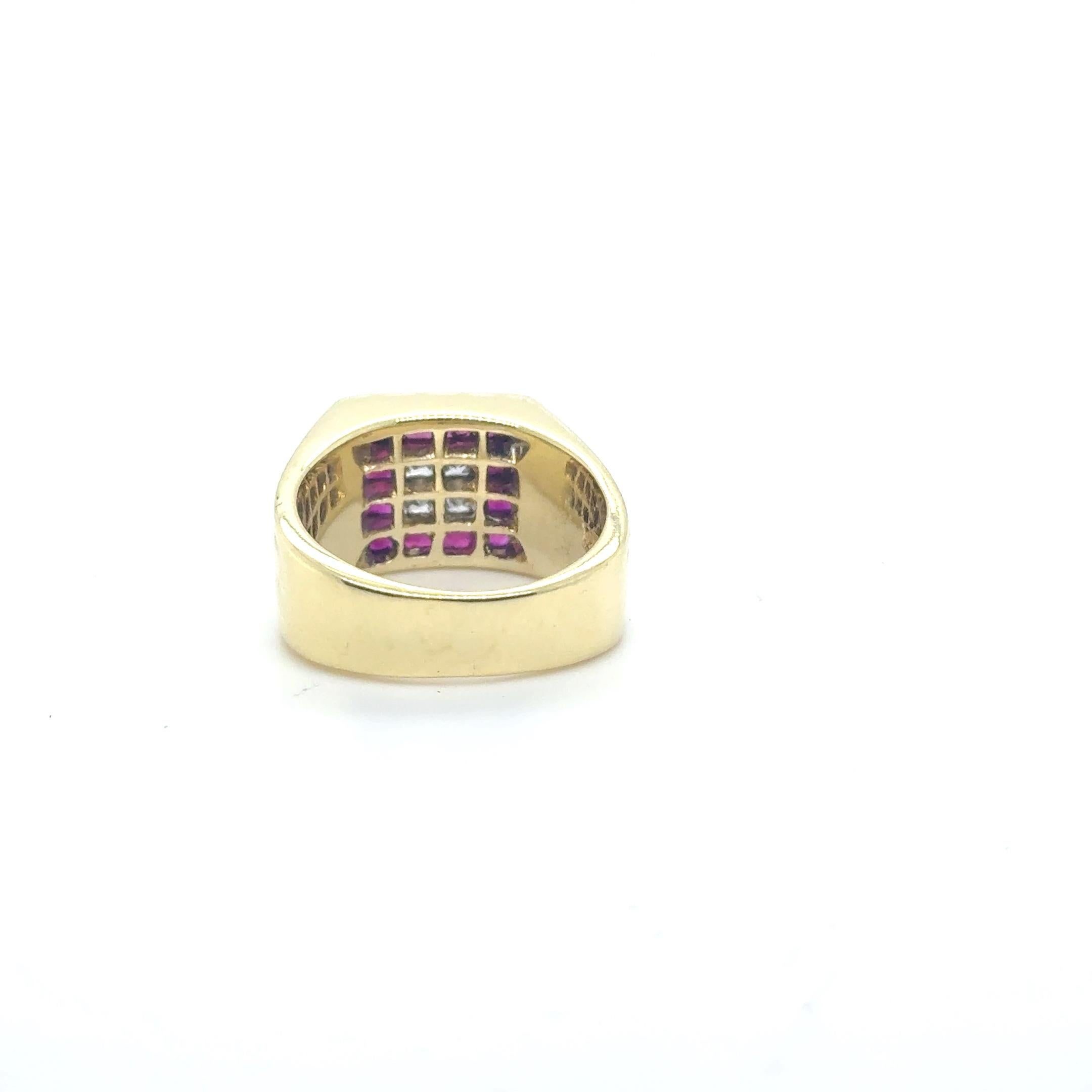 Anillo de oro amarillo de 18 quilates con centro de diamante en engaste invisible y detalles de rubí Corte princesa en venta