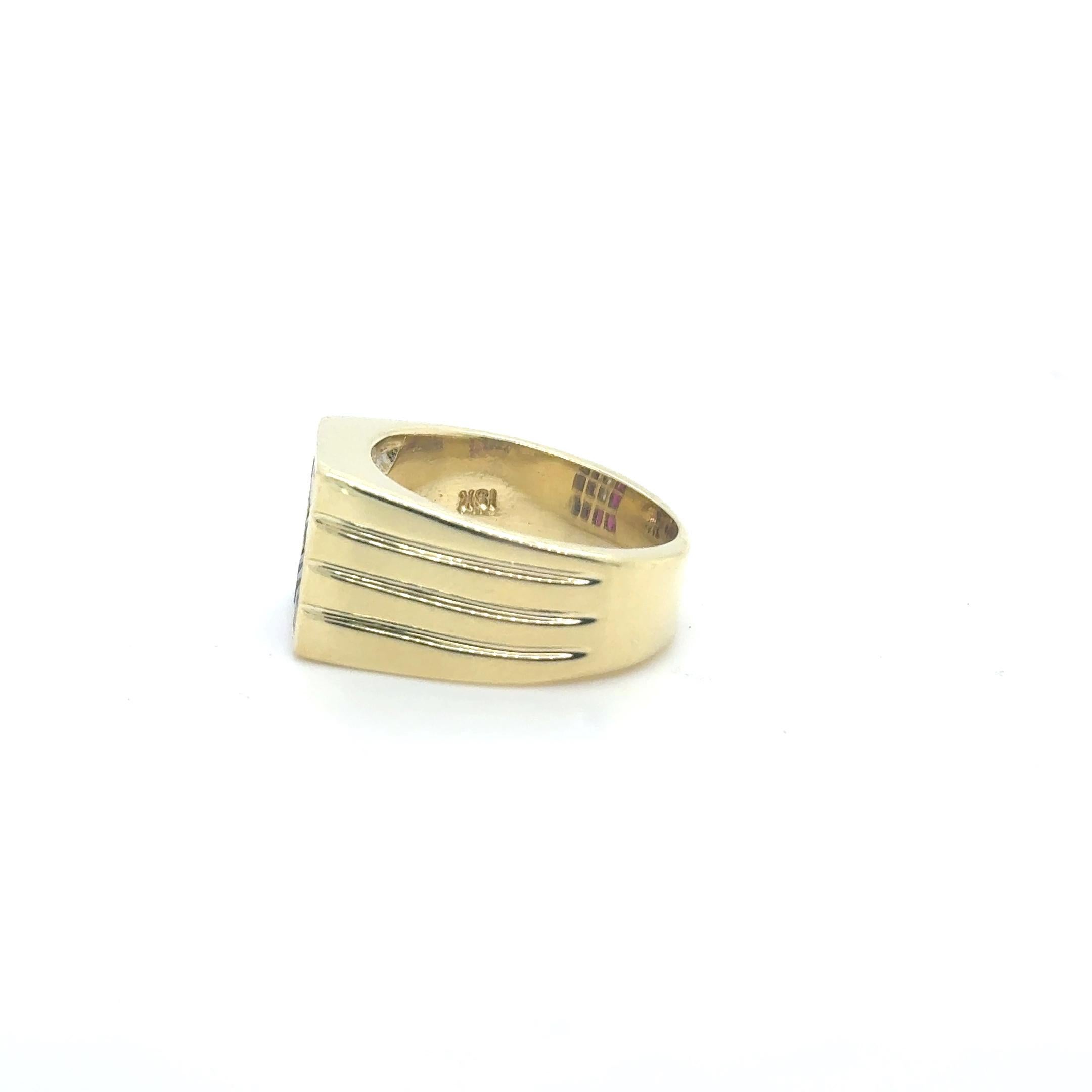 Anillo de oro amarillo de 18 quilates con centro de diamante en engaste invisible y detalles de rubí en Bueno estado para la venta en Coral Gables, FL