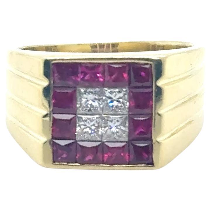 Anillo de oro amarillo de 18 quilates con centro de diamante en engaste invisible y detalles de rubí en venta