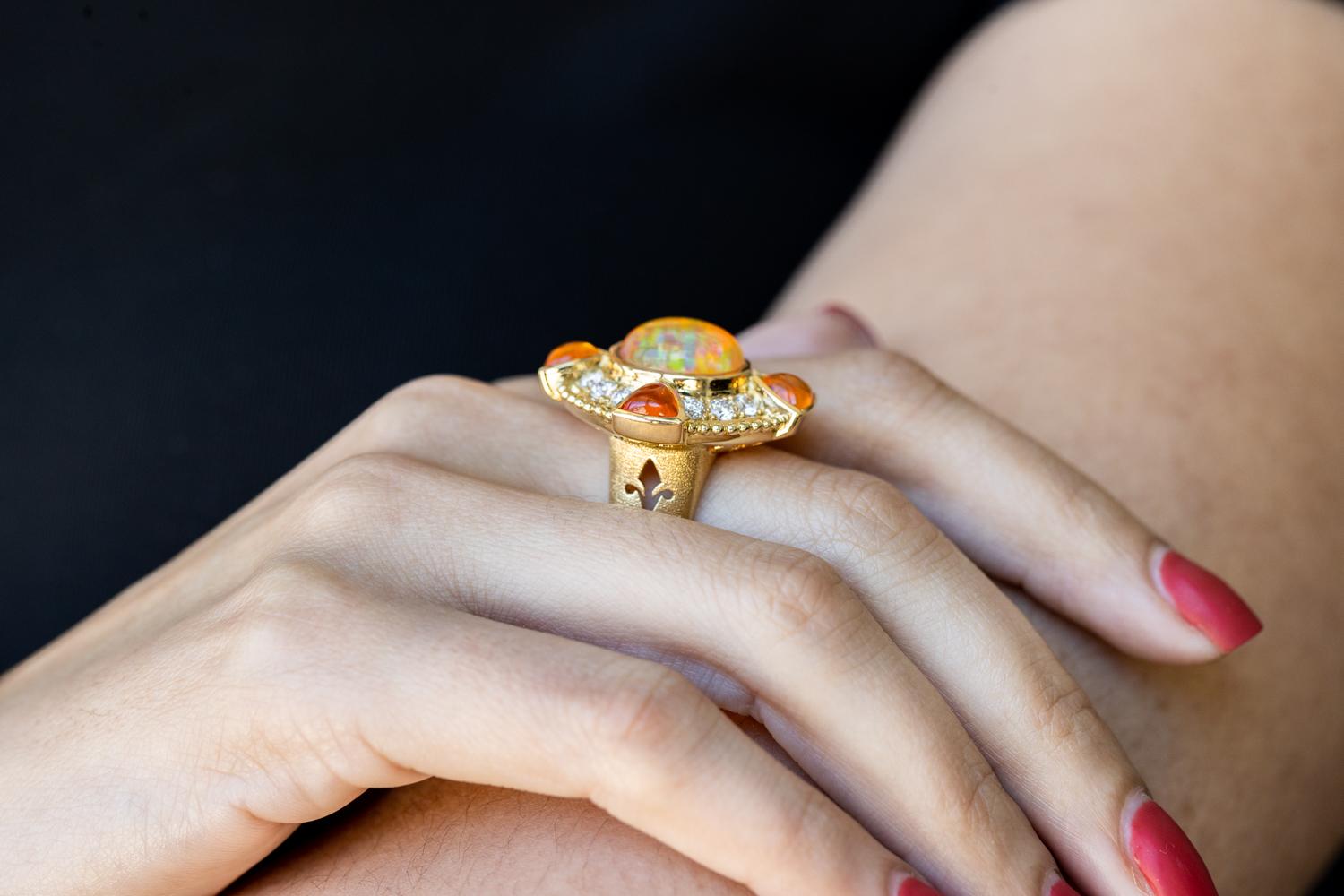 Femenino o masculino Anillo de oro amarillo de 18 quilates con ópalo gelatinoso, ópalo de fuego y diamantes de Paula Crevoshay en venta