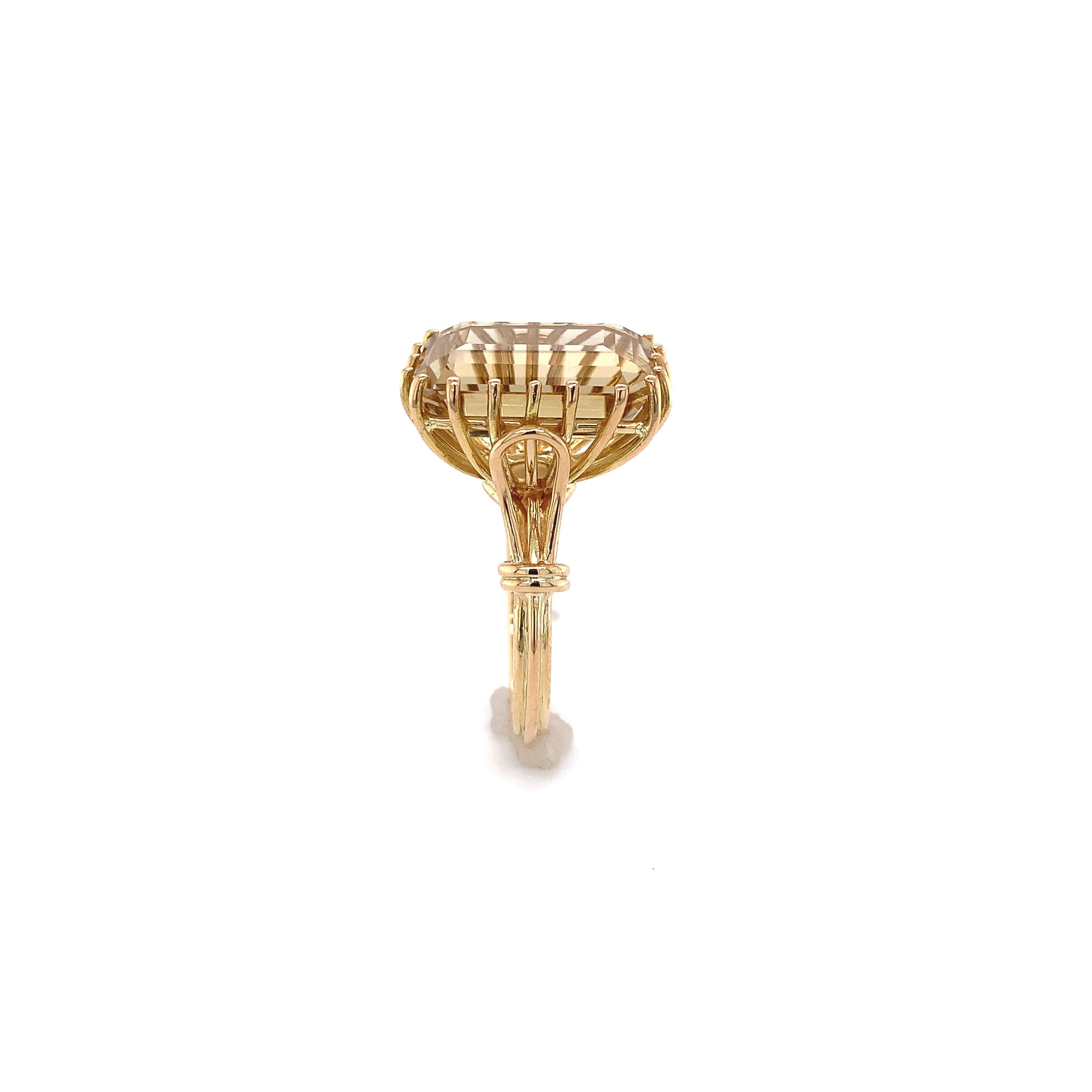 18K Yellow Gold Ring with Large 9.53ct Smoky Quartz In Good Condition For Sale In Big Bend, WI