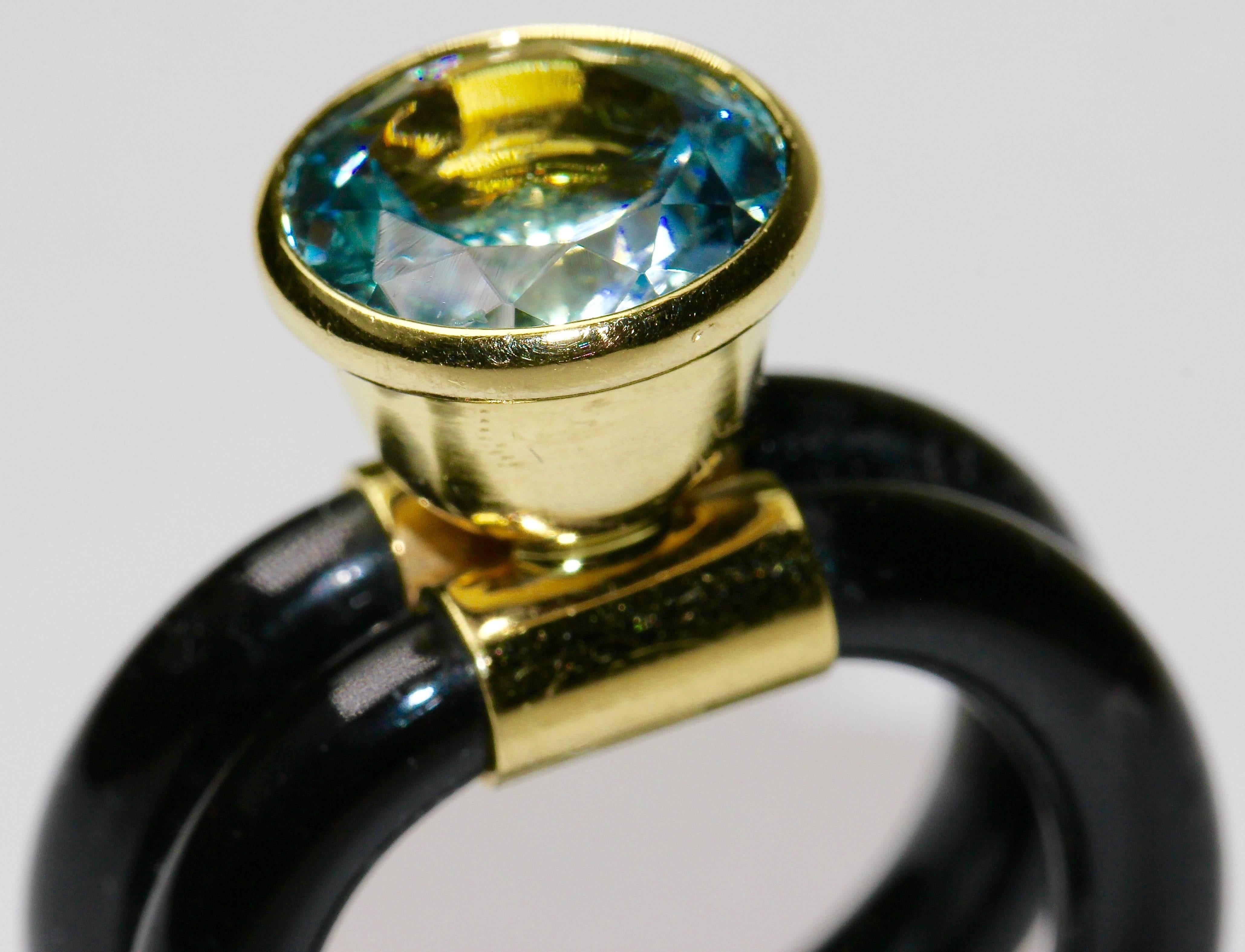 Fancy ladies ring with large and qualitative aquamarine solitaire with a diameter of about 12mm.
18k gold and double finger grip made of rubber or latex.
Hallmarked.
Inner diameter (ring size): 18-19mm

This piece of jewelry can be worn with any