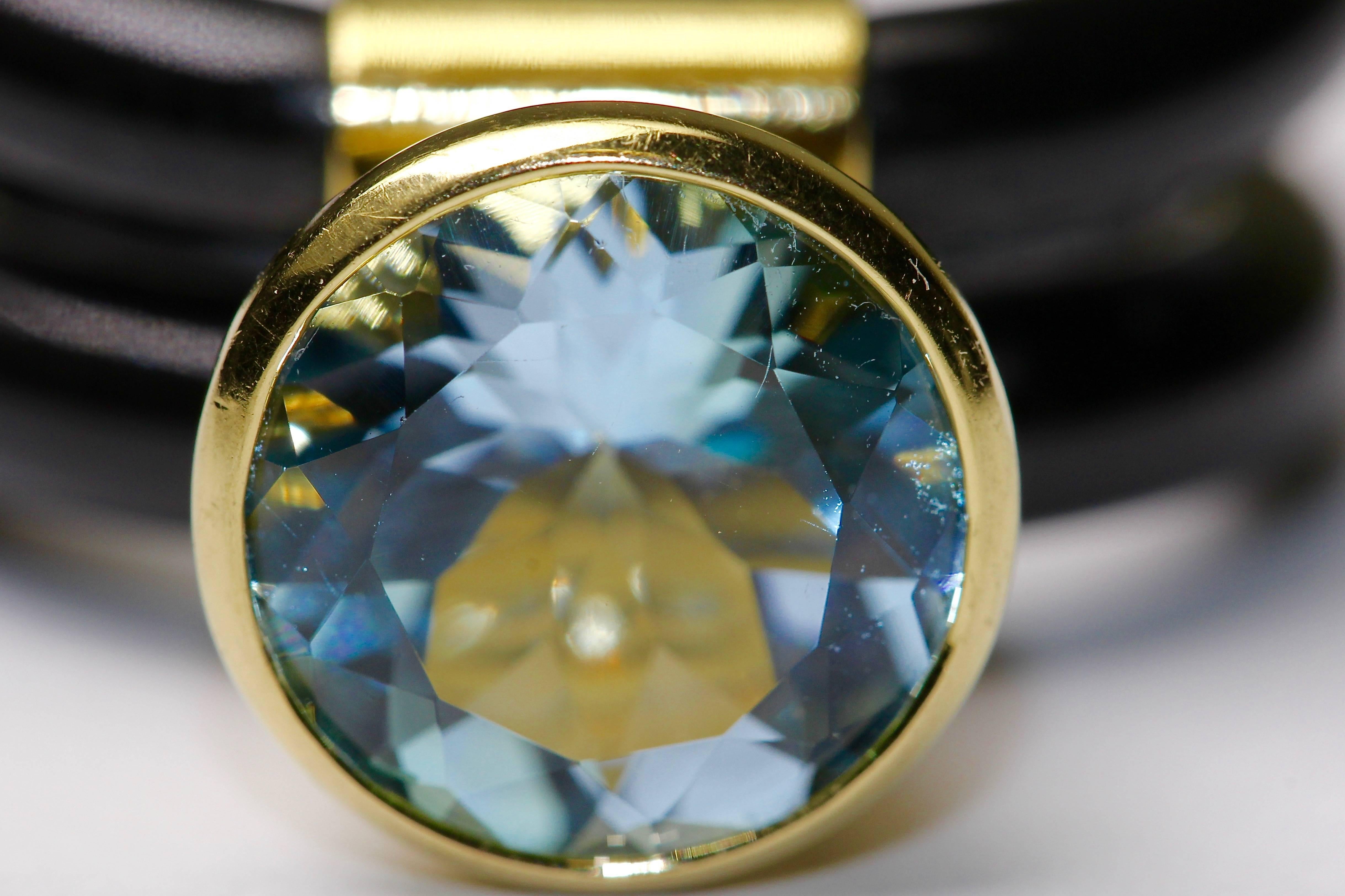 Round Cut 18K Yellow Gold Ring With Large Aquamarine Solitaire For Sale