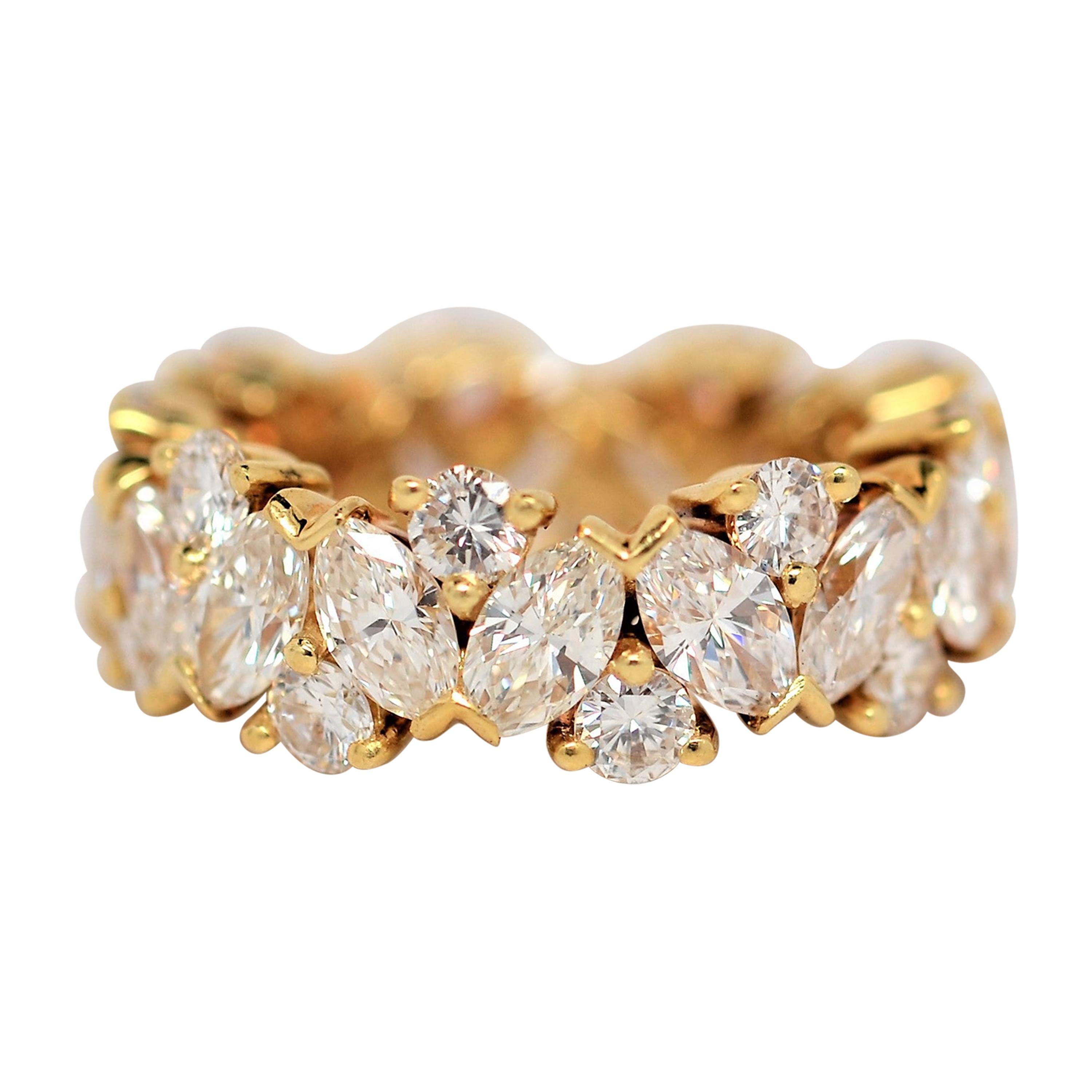 18K Yellow Gold Ring with Marquise & Round Brilliant Cut Diamonds, 5.10 Carats For Sale