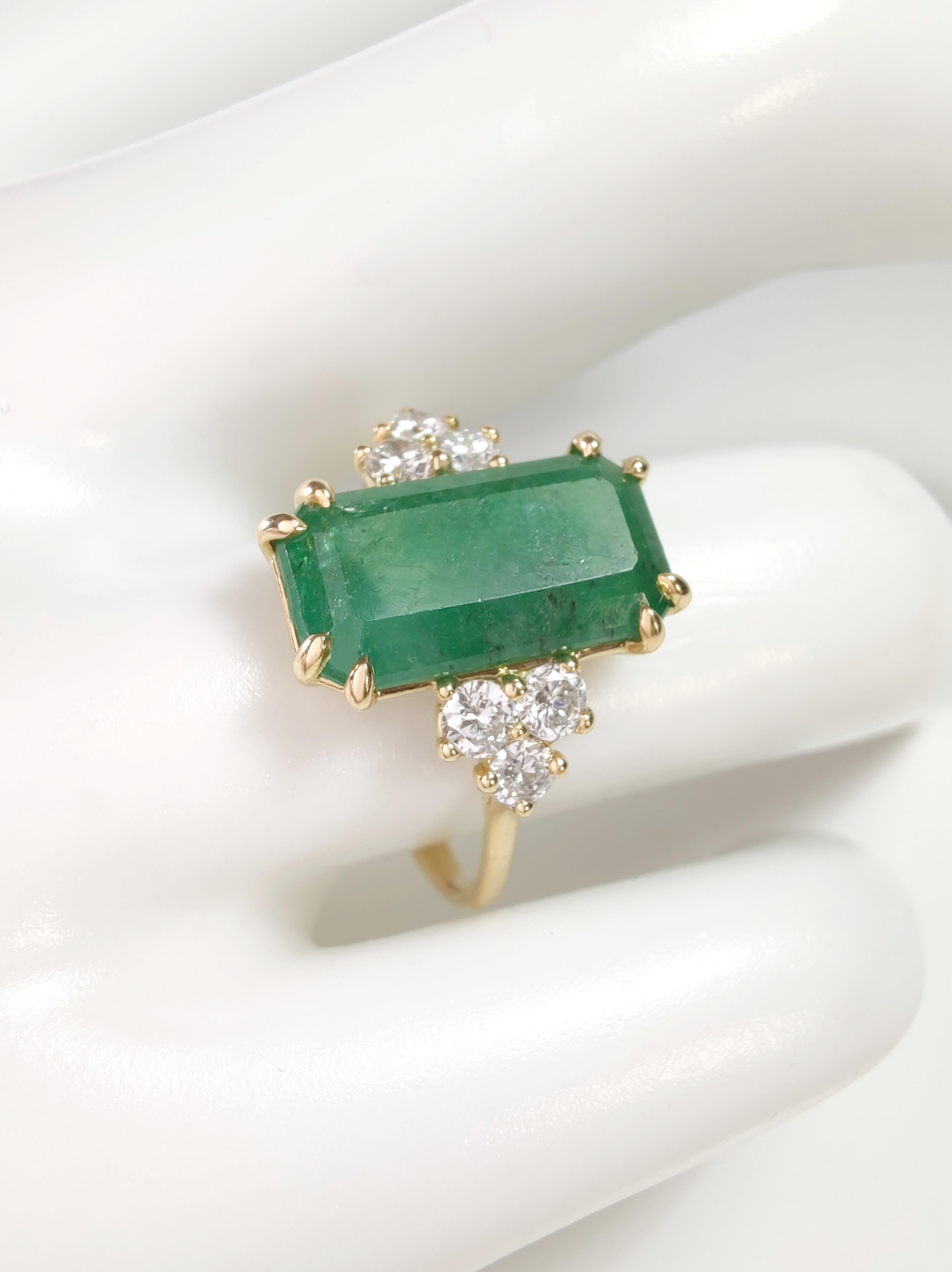 Experience timeless elegance with this 18K solid yellow gold ring, featuring a natural emerald and brilliant diamonds. Perfect for women who value sophistication and beauty. Ideal as a gift for engagements, anniversaries, or any special