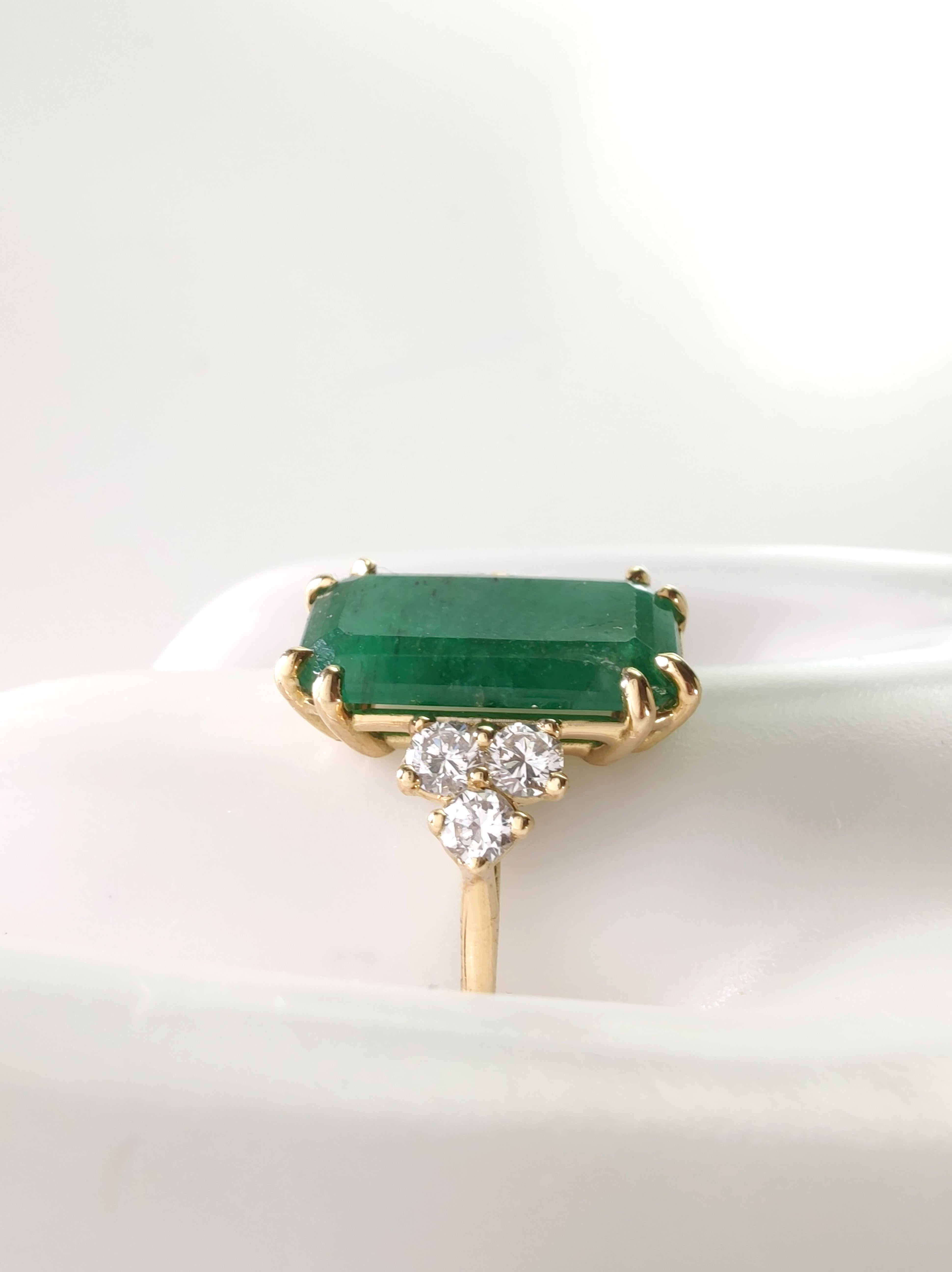 Contemporary 18K Yellow Gold Ring with Natural Emerald & Diamonds  Elegant Jewelry for Women For Sale