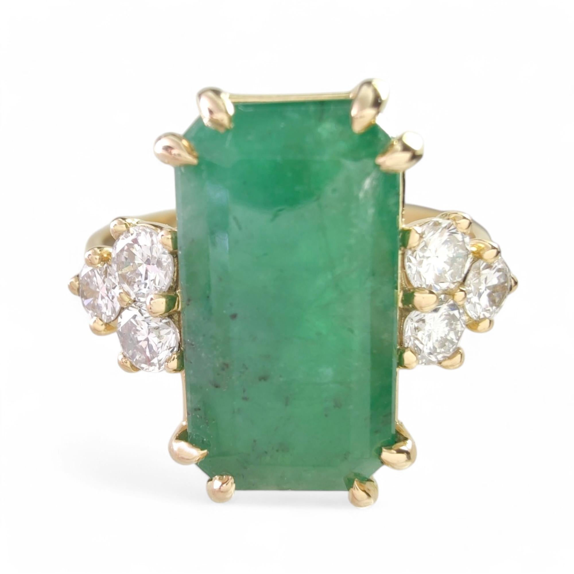 18K Yellow Gold Ring with Natural Emerald & Diamonds  Elegant Jewelry for Women In New Condition For Sale In Sant Josep de sa Talaia, IB