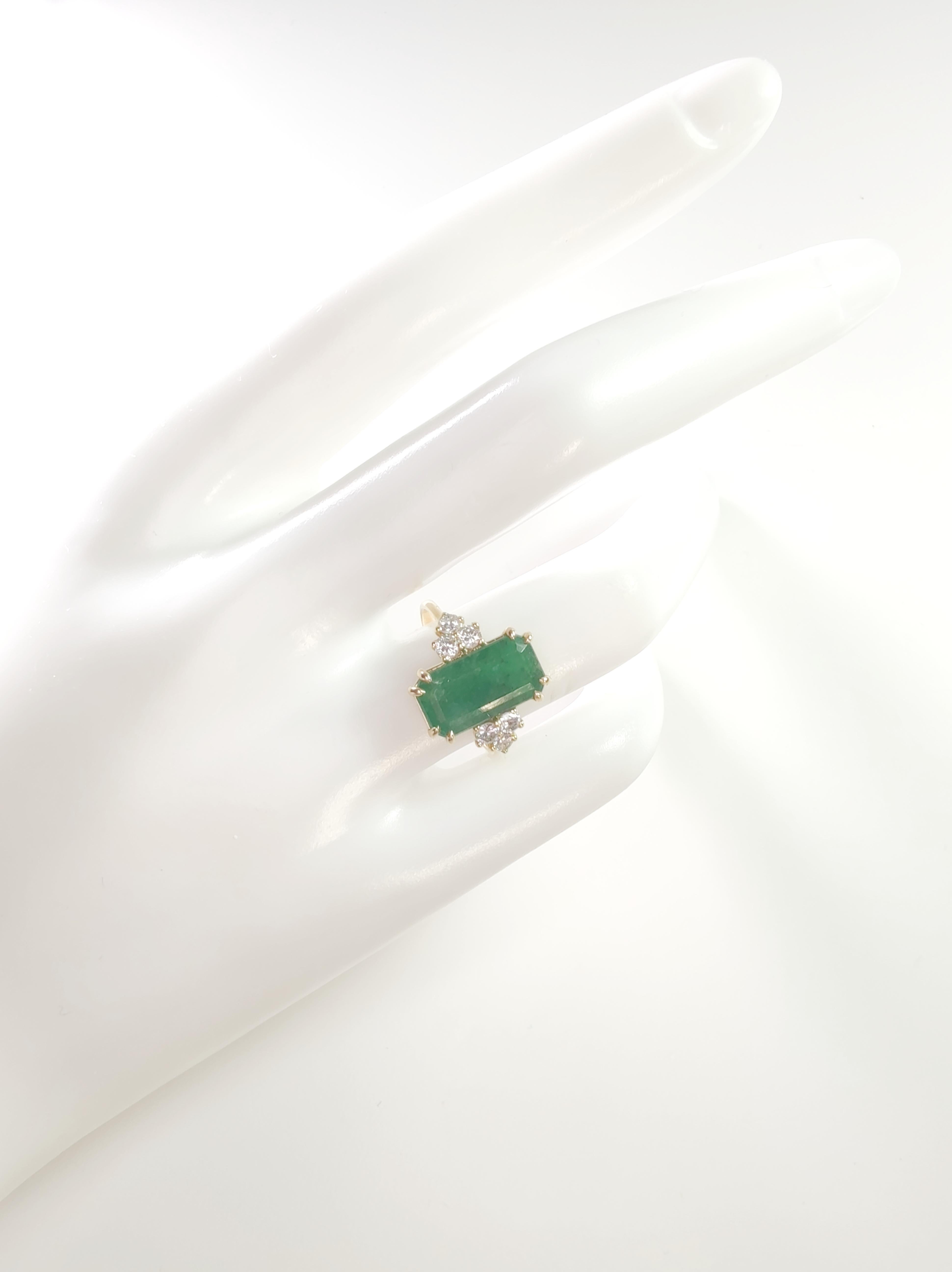 18K Yellow Gold Ring with Natural Emerald & Diamonds  Elegant Jewelry for Women For Sale 1