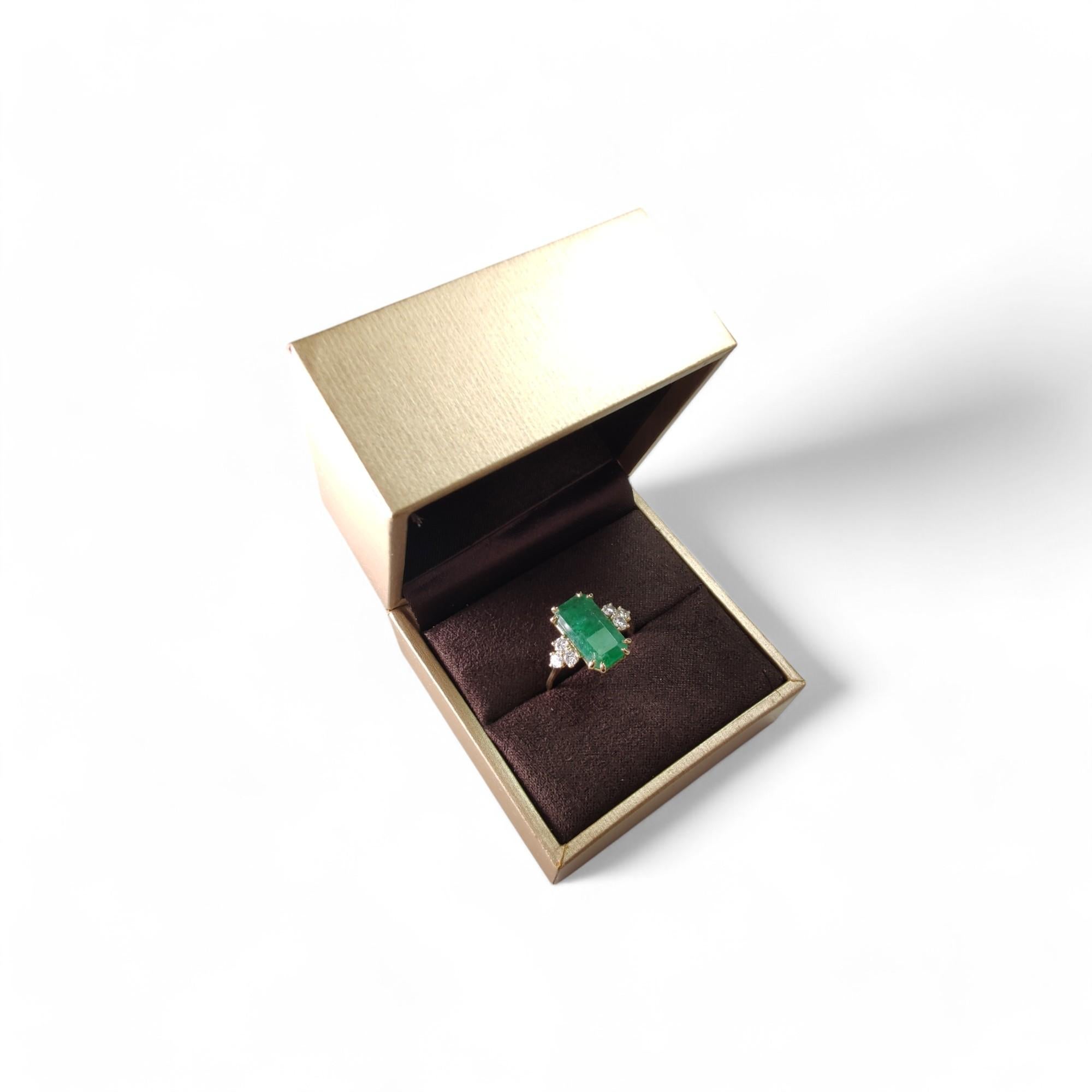 18K Yellow Gold Ring with Natural Emerald & Diamonds  Elegant Jewelry for Women For Sale 2