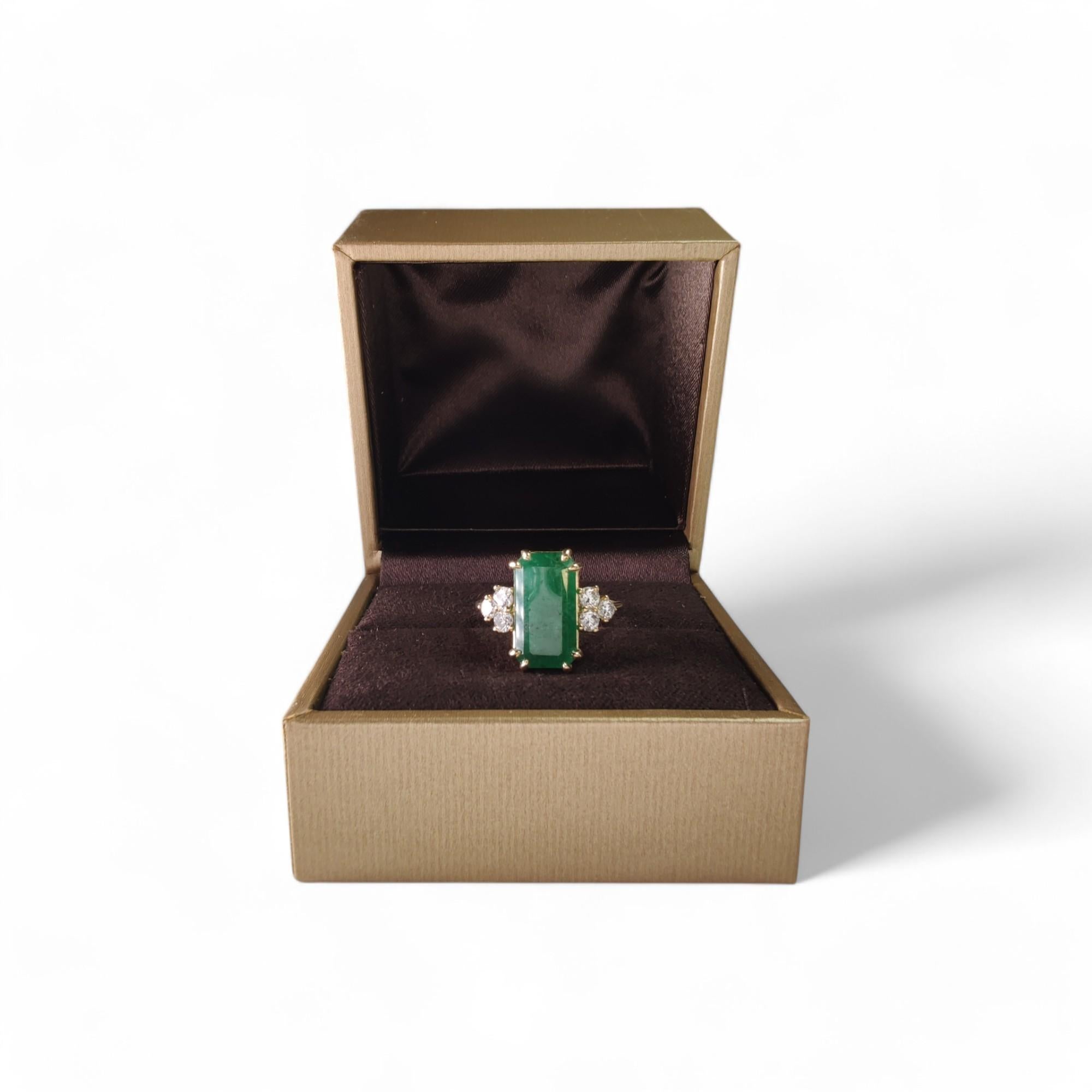 18K Yellow Gold Ring with Natural Emerald & Diamonds  Elegant Jewelry for Women For Sale 3