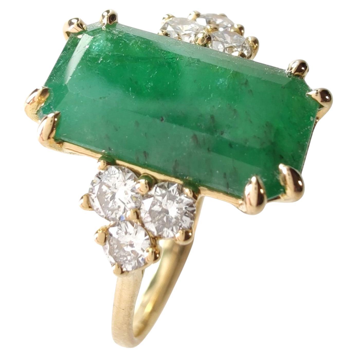 18K Yellow Gold Ring with Natural Emerald & Diamonds  Elegant Jewelry for Women For Sale