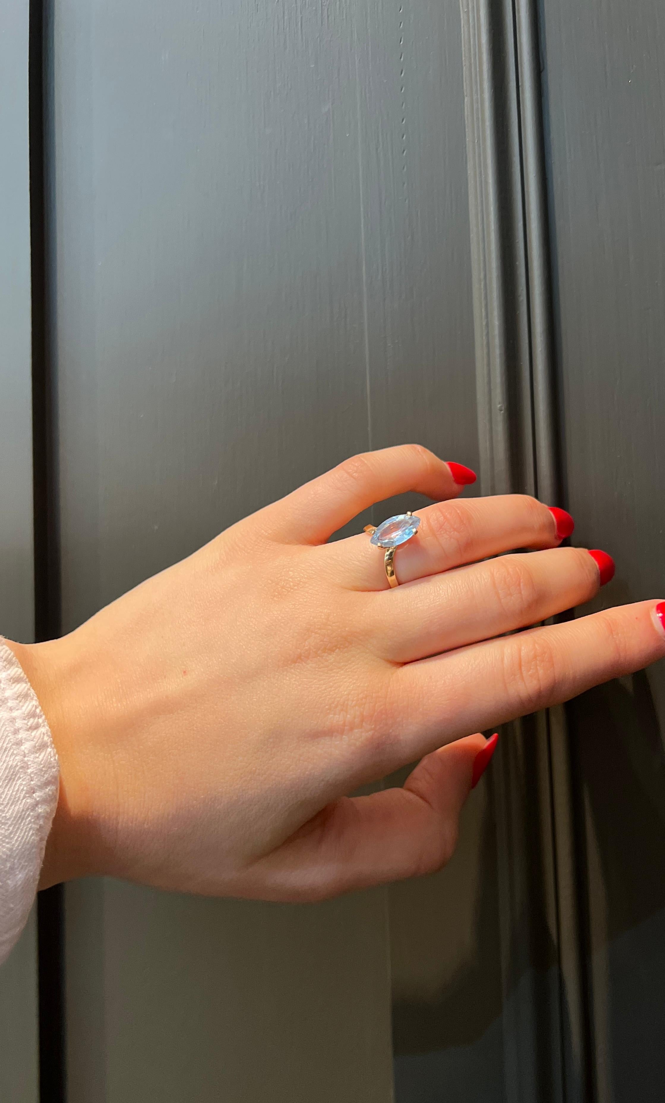 18k Yellow Gold Ring with Navette-Cut Aquamarine

This 18k yellow gold ring showcases a navette-cut aquamarine. Refined, airy, and balanced, this piece embodies a natural elegance, ideal for those who appreciate jewelry that is both understated and